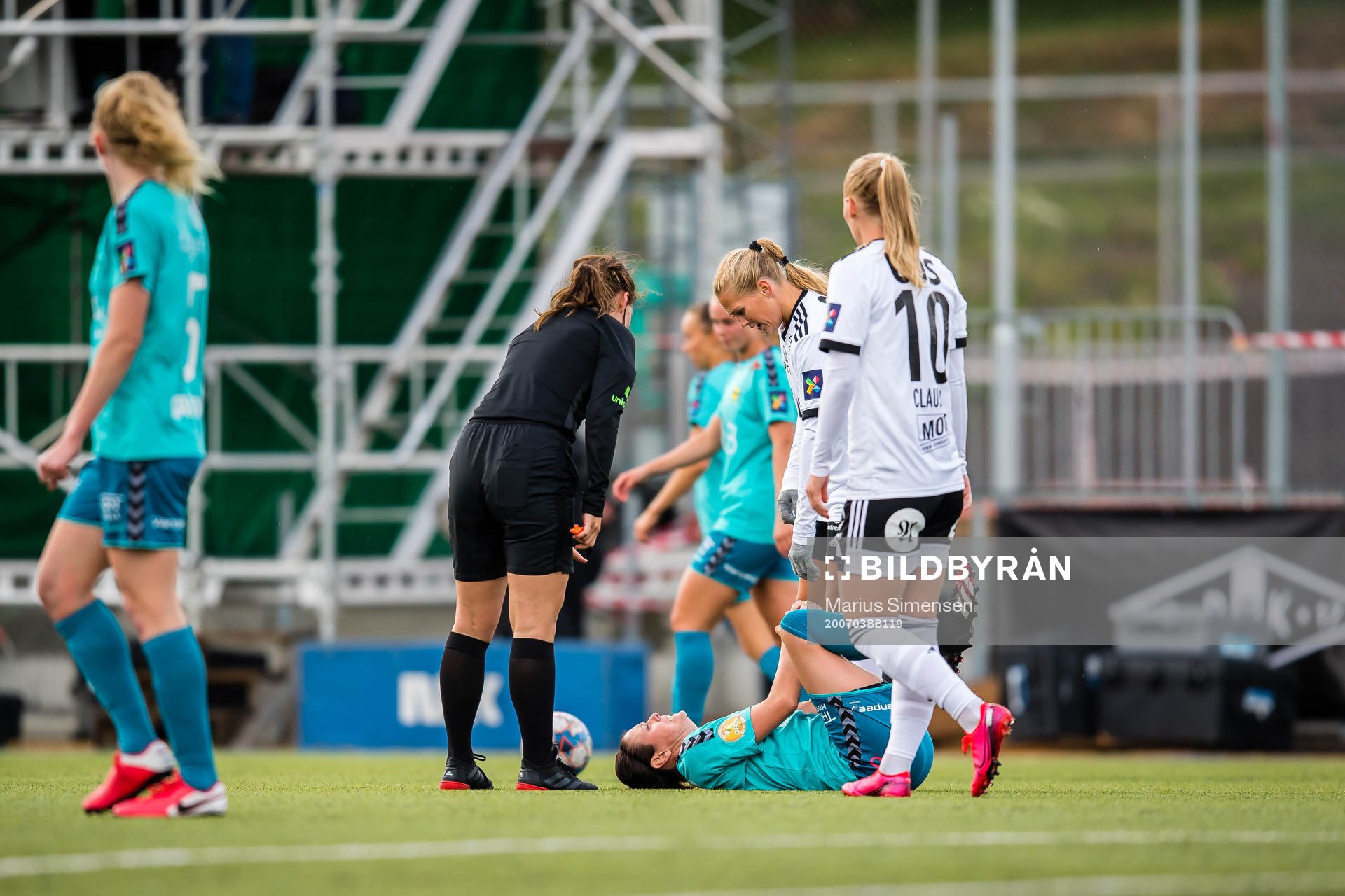 Isabell Bachor of LSK Kvinner in pain