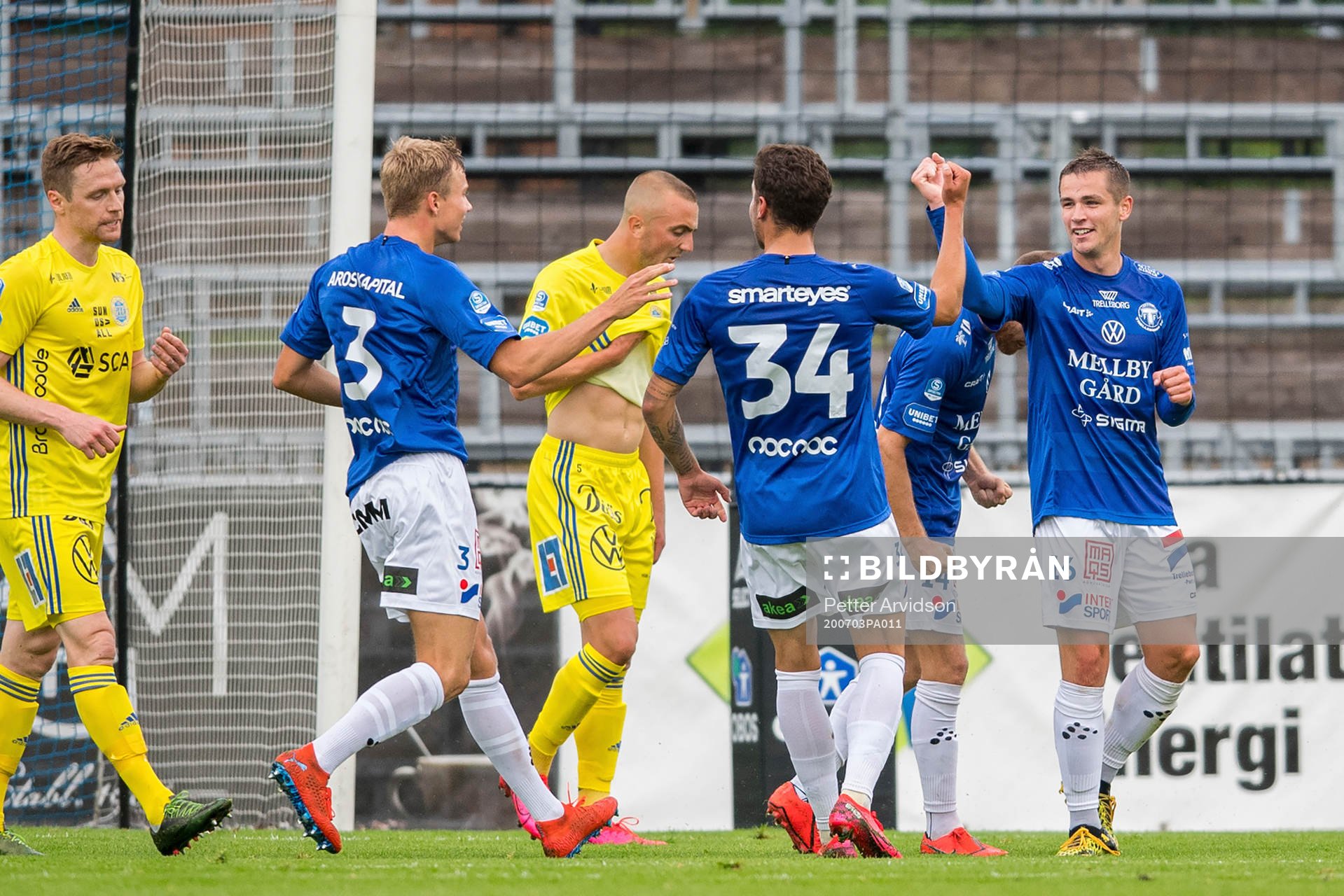 Trelleborgs Oscar Johansson jublar med Niklas Vesterlund