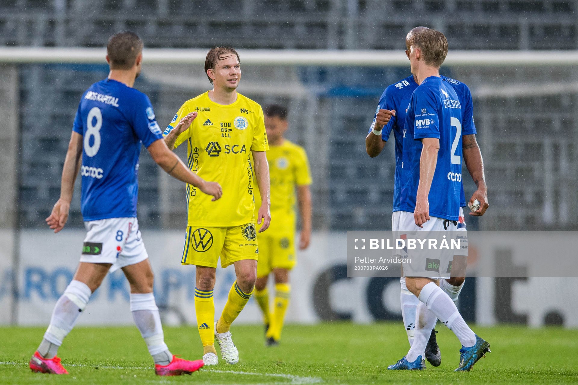Sundsvalls Johan Blomberg och Trelleborgs Fritiof Björkén efter fotbollsmatchen i Superettan mellan Trelleborg och GIF Sundsvall den 3 juli 2020 i Trelleborg.
