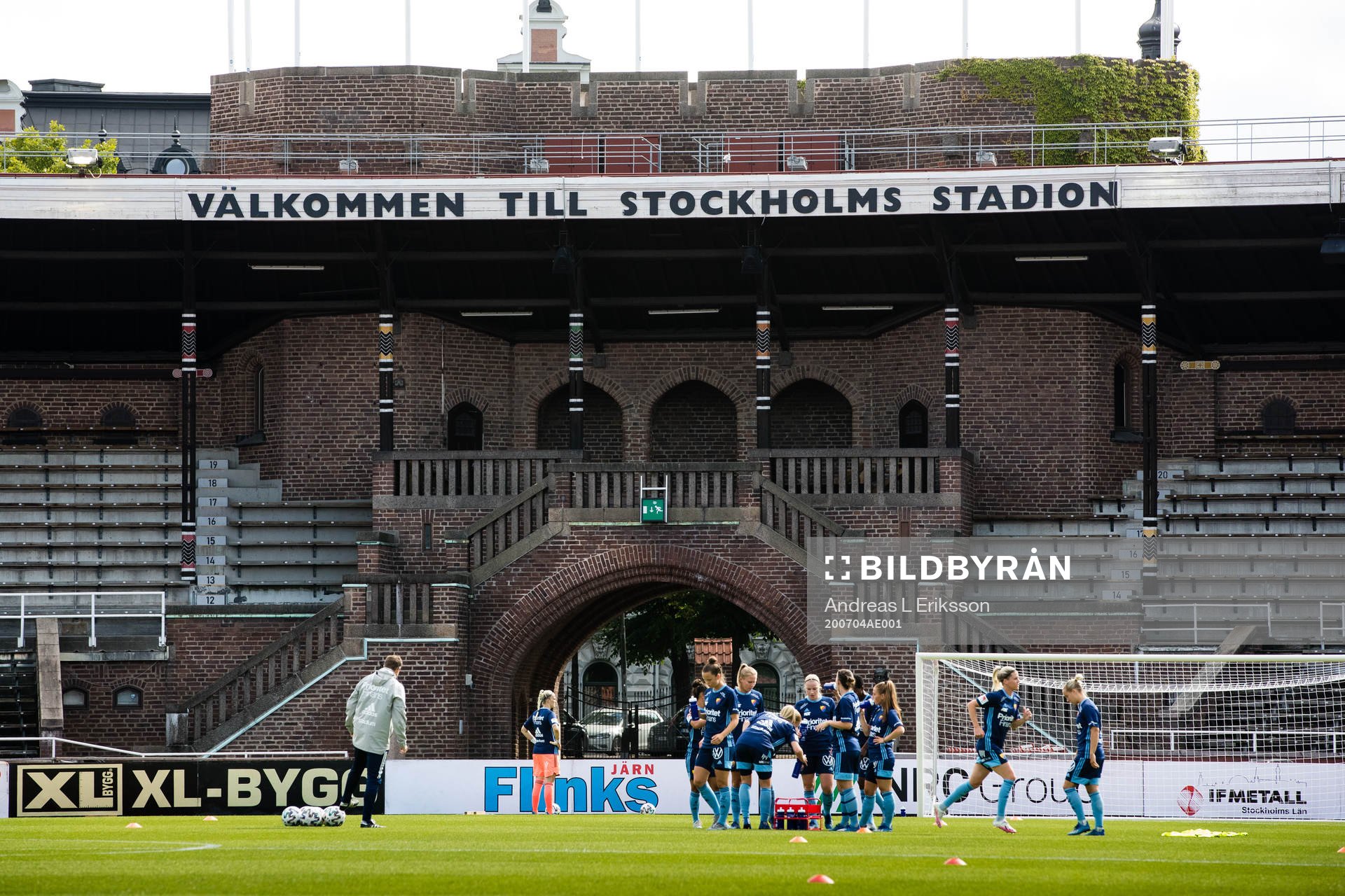 Djurgårdens spelare värmer upp på Stockholms Stadion