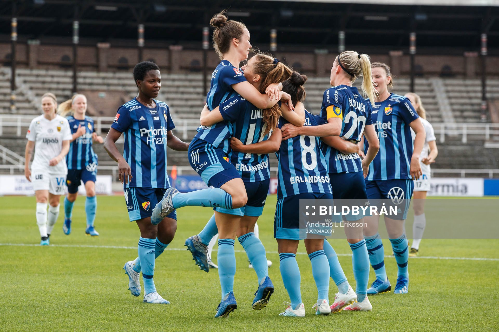 Djurgårdens Tilde Lindwall jublar med lagkamrater