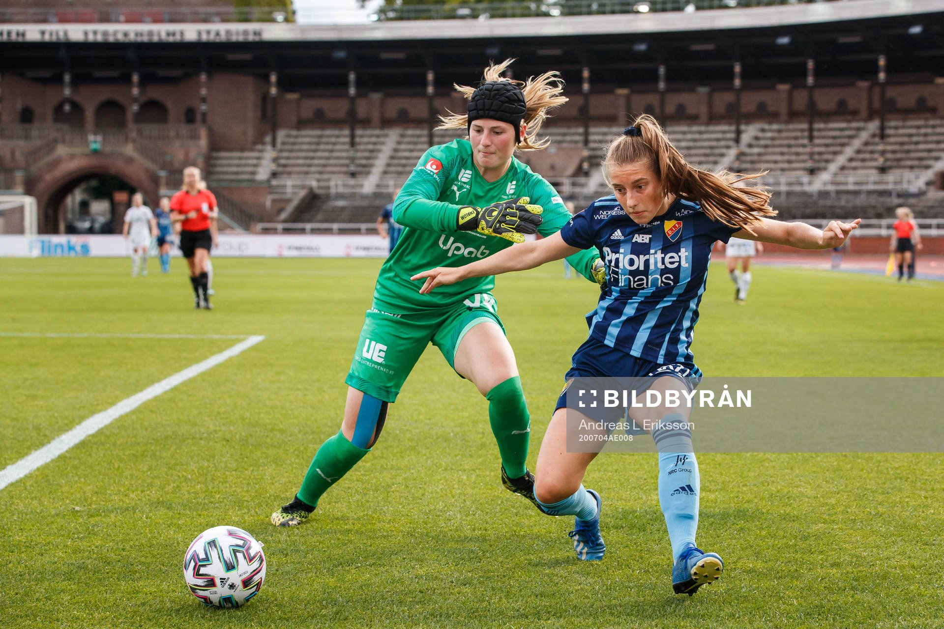 Umeås målvakt Tove Enblom och Djurgårdens Tilde Lindwall