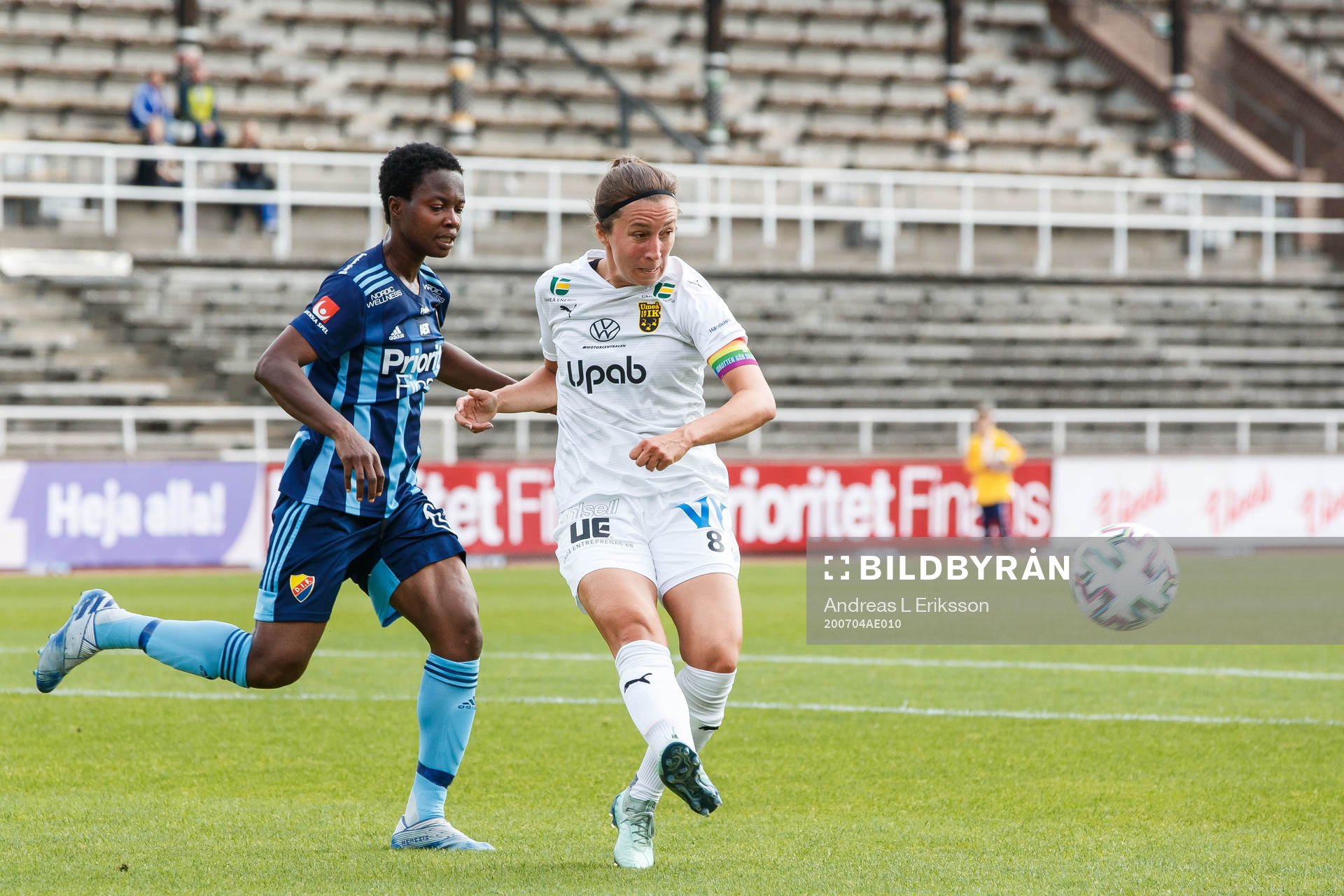 Djurgårdens Portia Boakye och Umeås Fanny Hjelm-Rönnlund