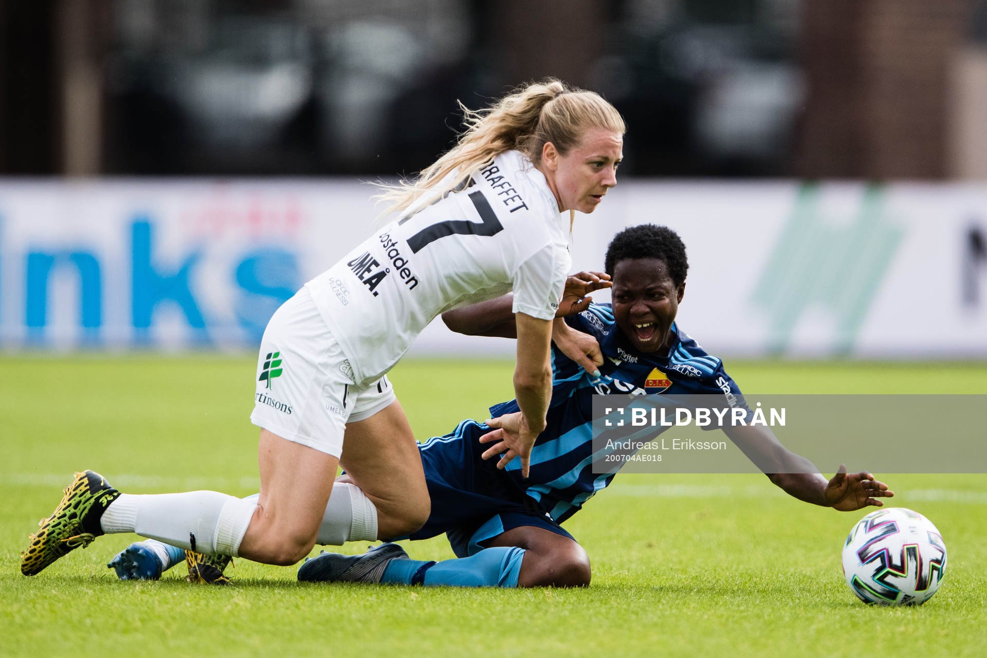 Umeås Kalla Braffet i kamp om bollen med Djurgårdens Portia Boakye under fotbollsmatchen i Damallsvenskan mellan Djurgården och Umeå den 4 juli 2020 i Stockholm.