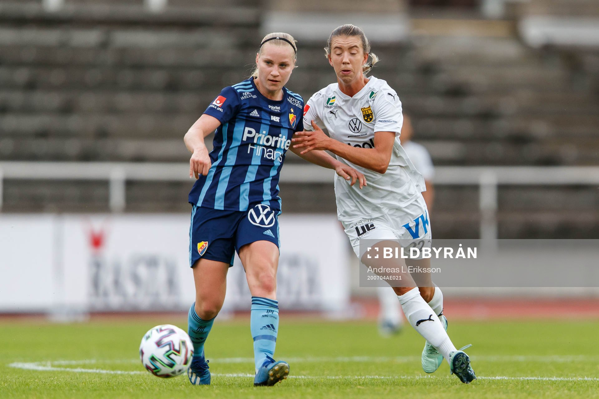 Djurgårdens Camilla Huseby och Umeås Wilma Öhman under fotbollsmatchen i Damallsvenskan mellan Djurgården och Umeå den 4 juli 2020 i Stockholm.