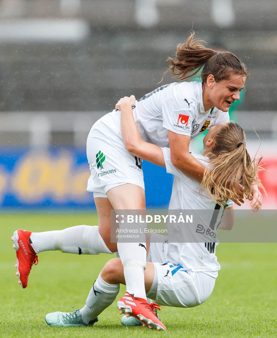 Umeås Sarah Mellouk jublar med Therese Simonsson