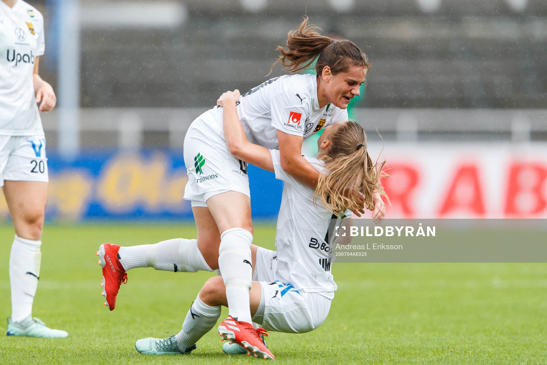Umeås Sarah Mellouk jublar med Therese Simonsson