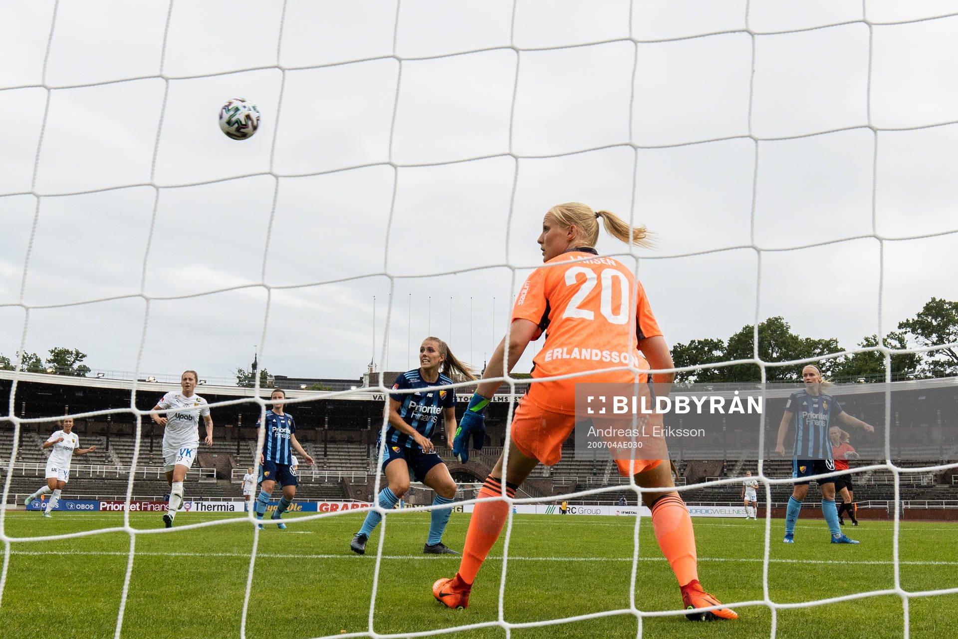 Djurgårdens målvakt Kathrine Østergaard Larsen ser bollen gå i mål till 1-1 under fotbollsmatchen i Damallsvenskan mellan Djurgården och Umeå den 4 juli 2020 i Stockholm.