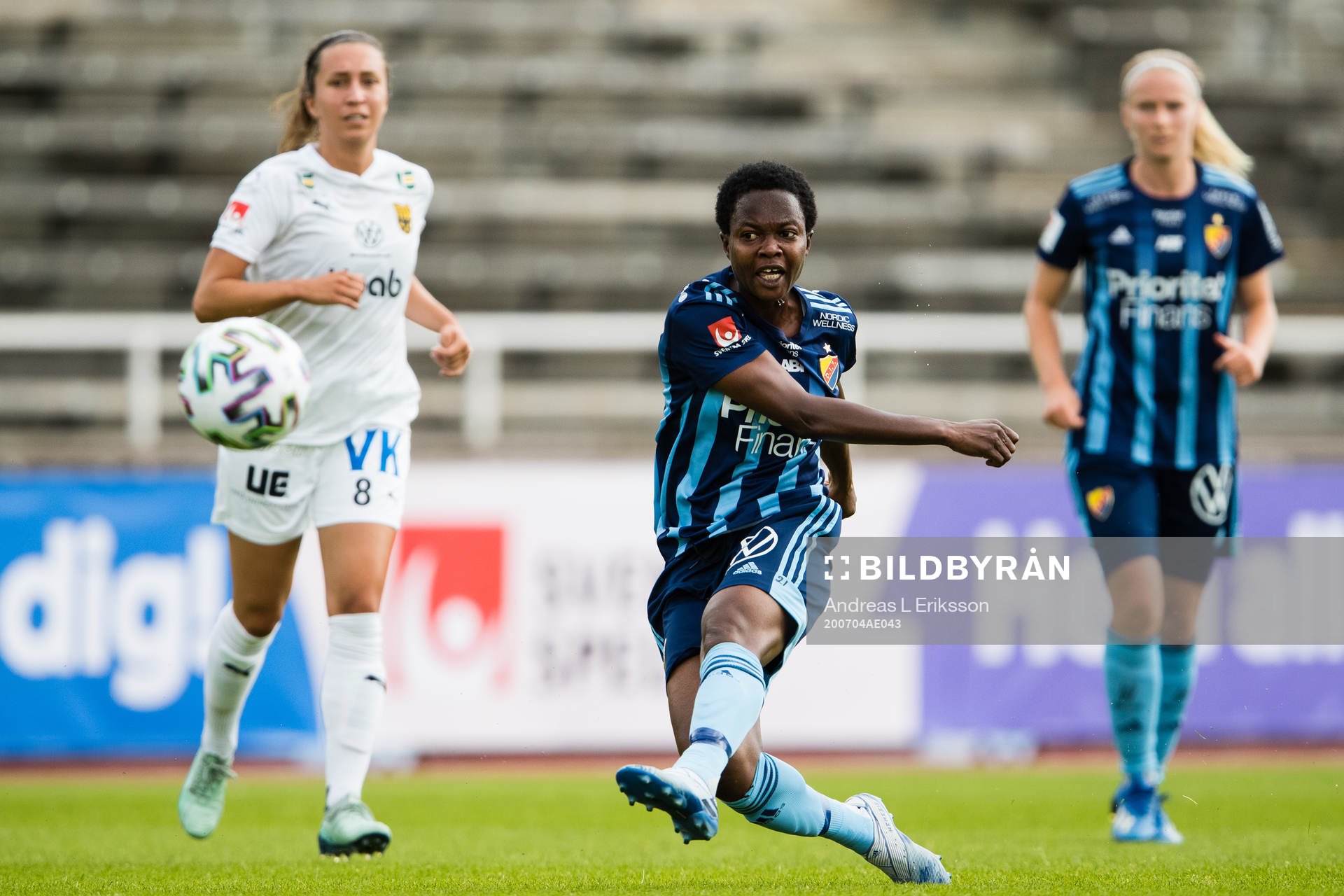 Djurgårdens Portia Boakye med ett skott