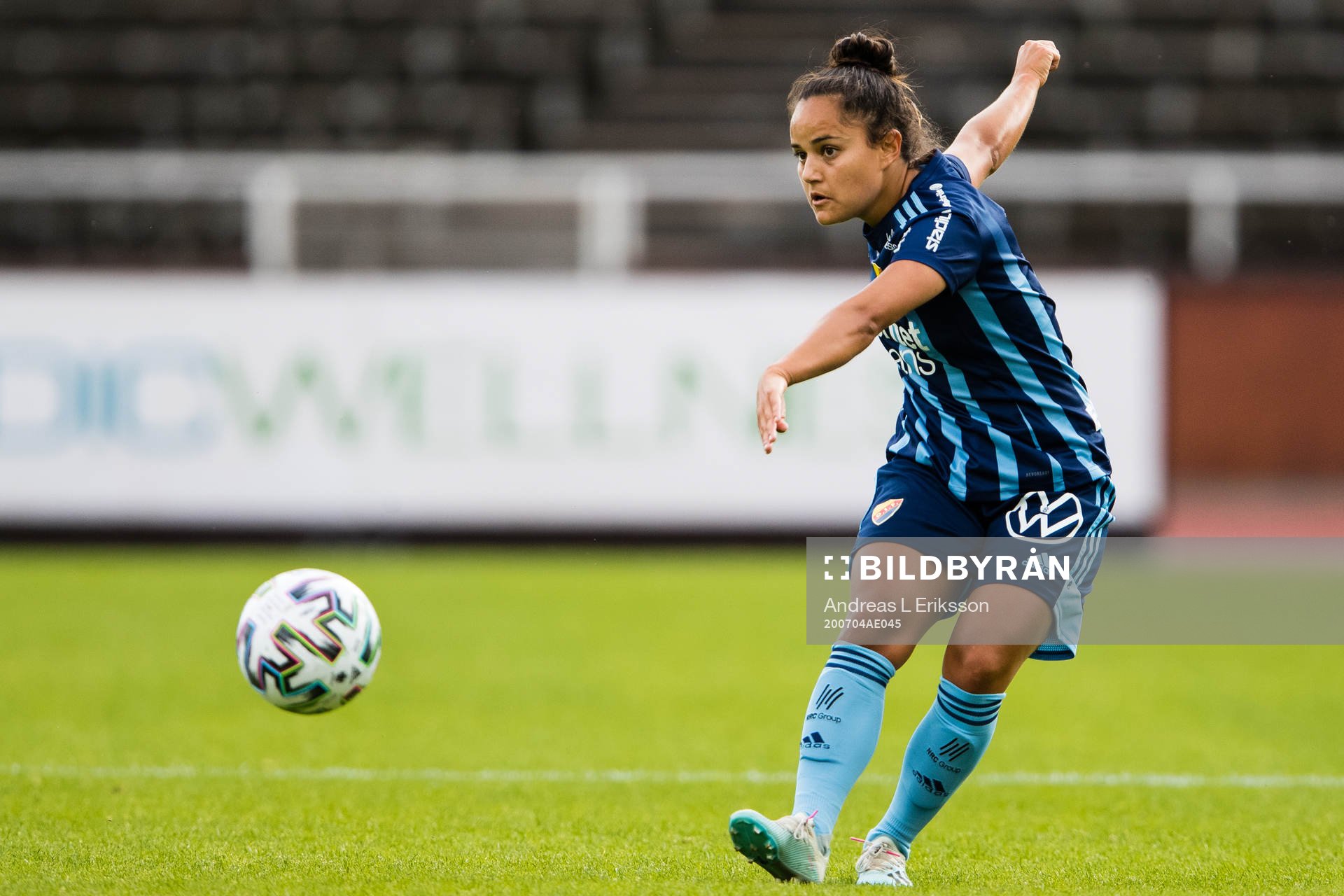 Djurgårdens Malin Diaz med ett skott