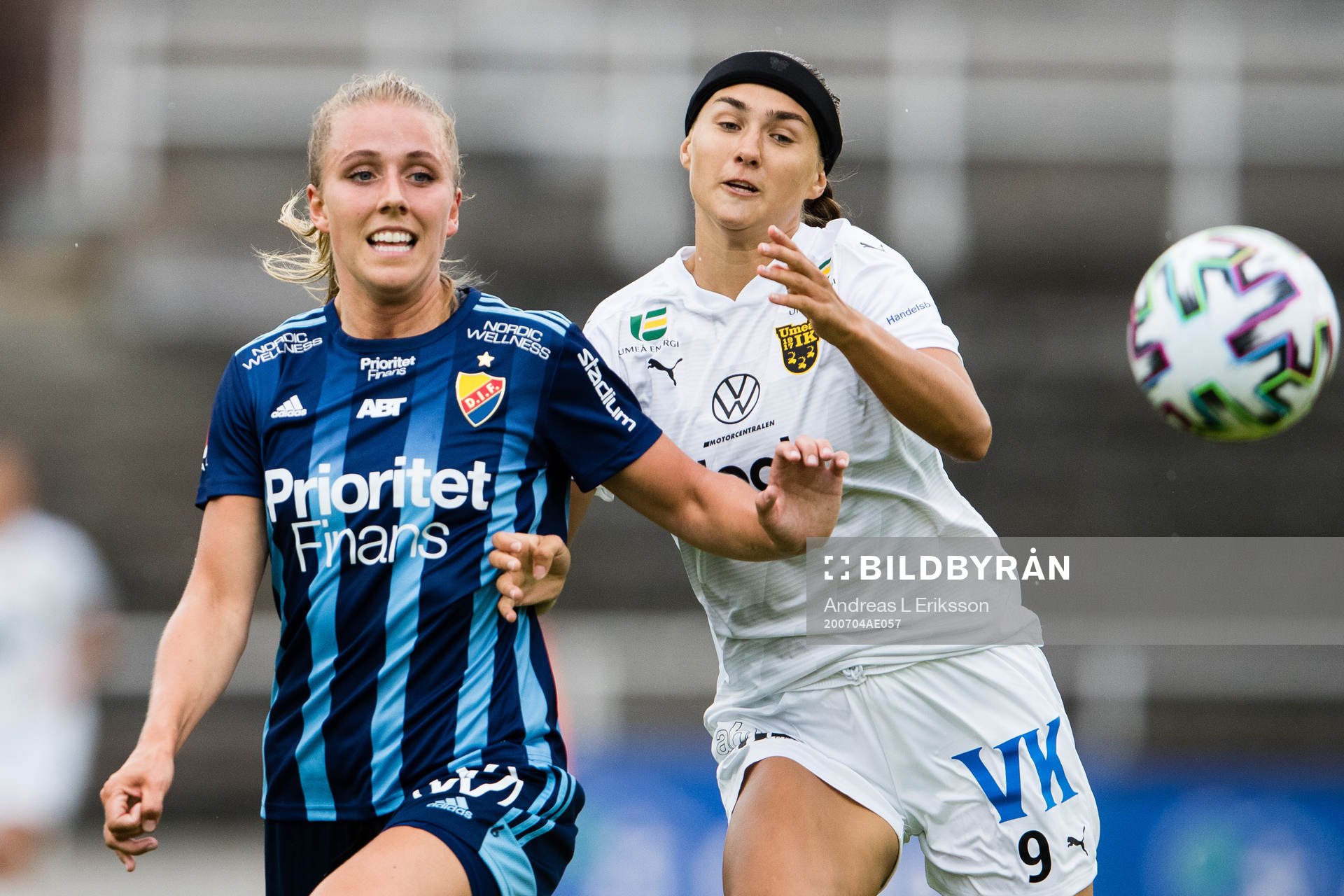 Djurgårdens Gudrun Arnadottir i kamp om bollen med Umeås