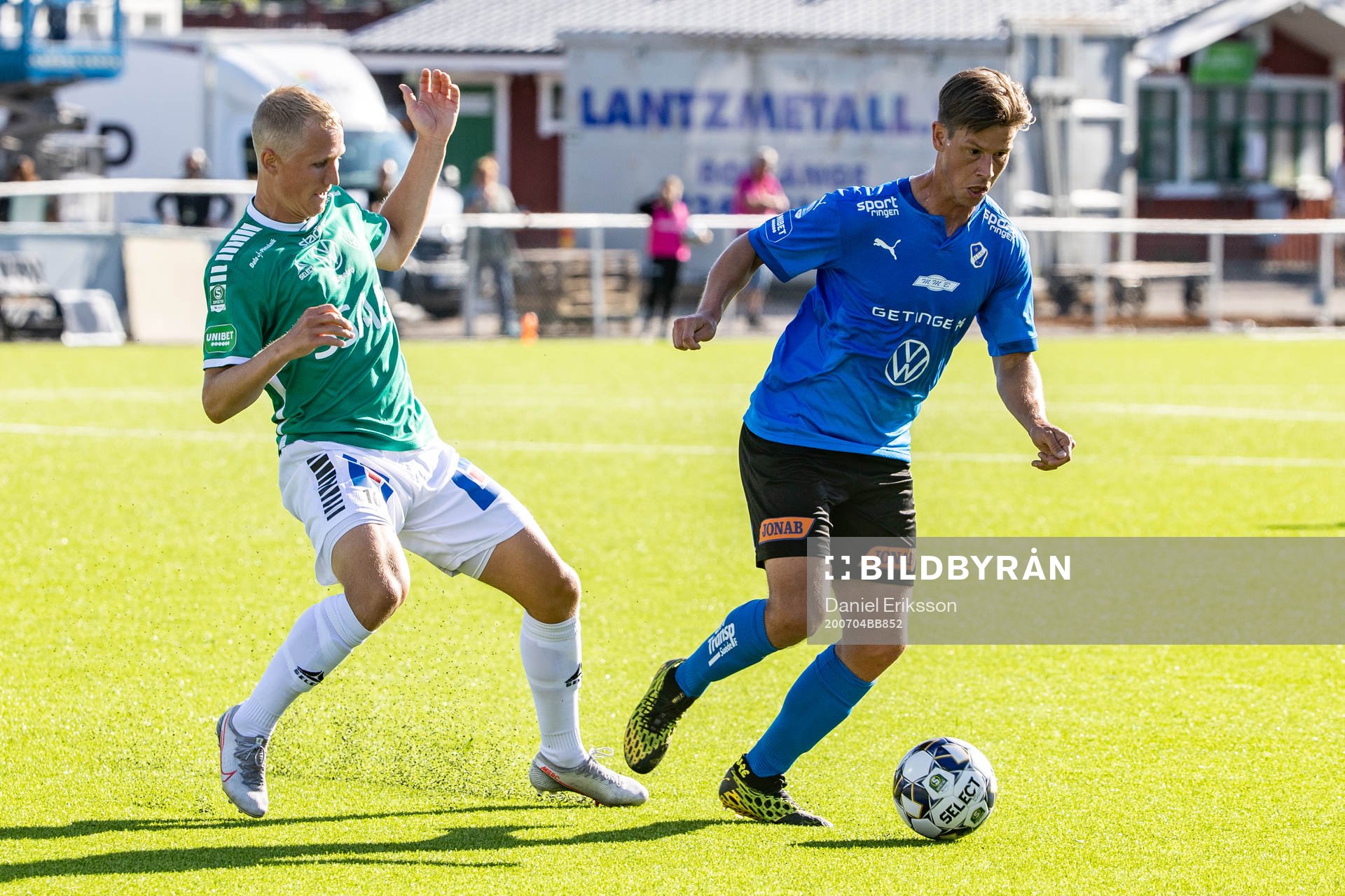 Brages Leonard Pllana och Halmstads Dusan Djuric under fotbollsmatchen i Superettan  mellan Brage och Halmstad den 4 juli 2020 i Borlänge.