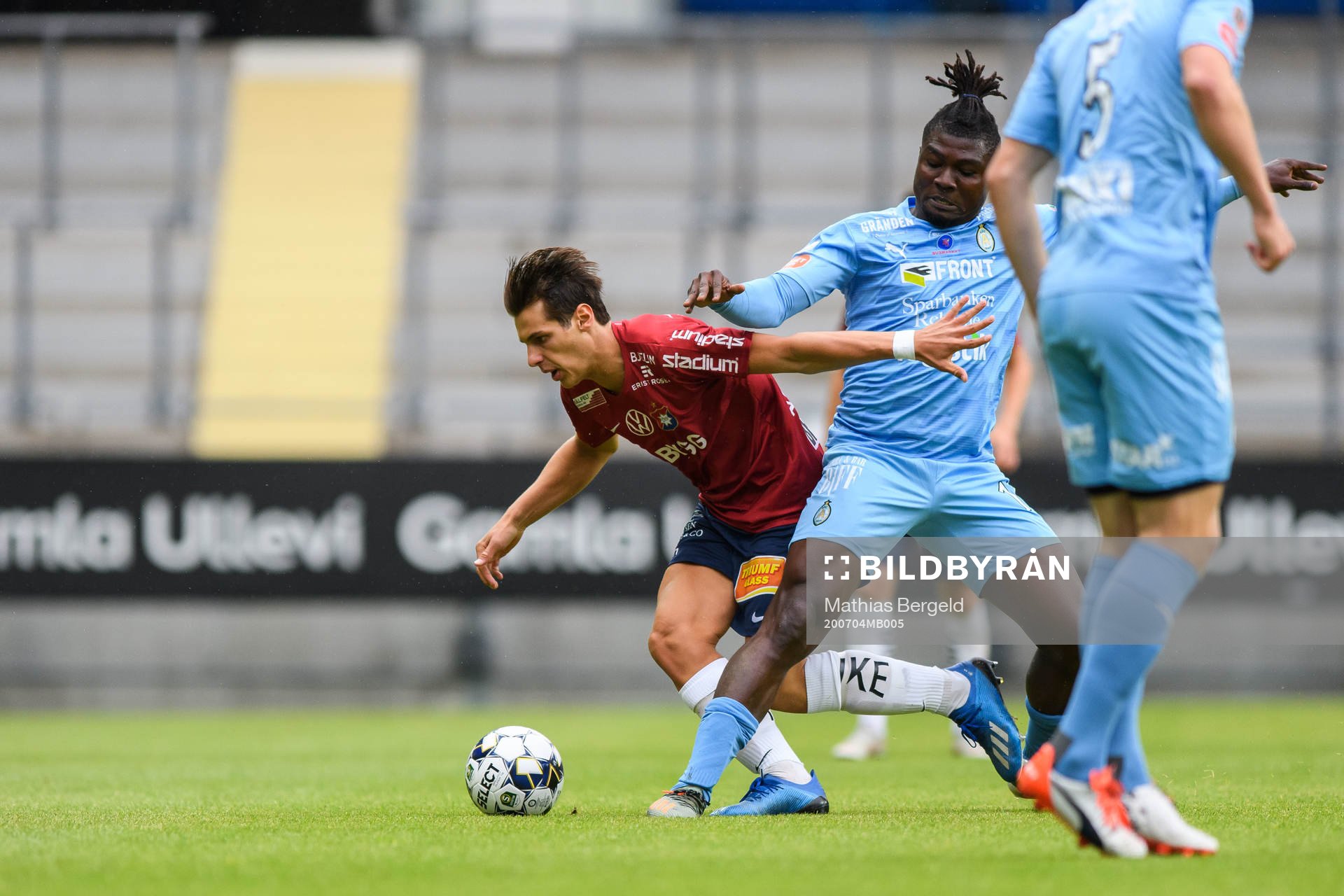 Örgrytes Kevin Ackermann och AFC Eskilstunas Samuel Nnamani