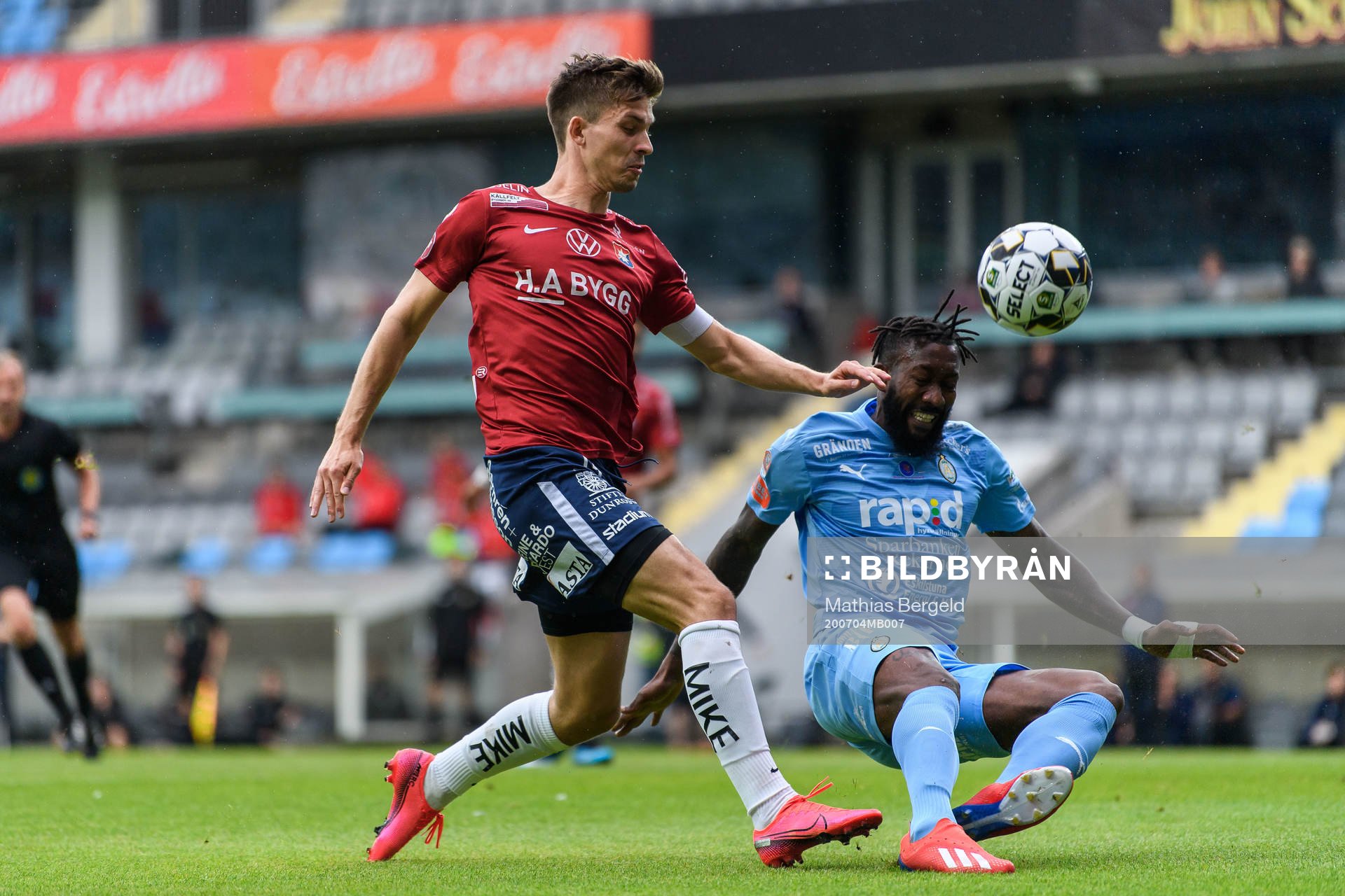Örgrytes Daniel Paulson och AFC Eskilstunas Abdel Rhamane