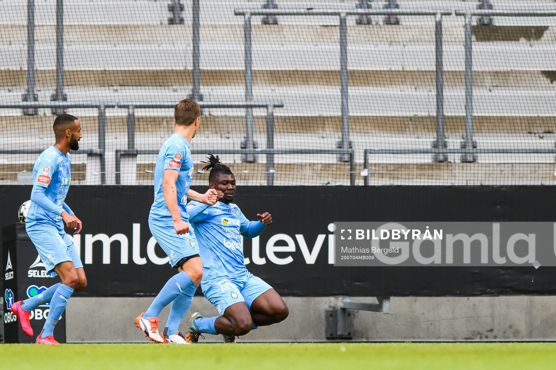 AFC Eskilstunas Samuel Nnamani jublar