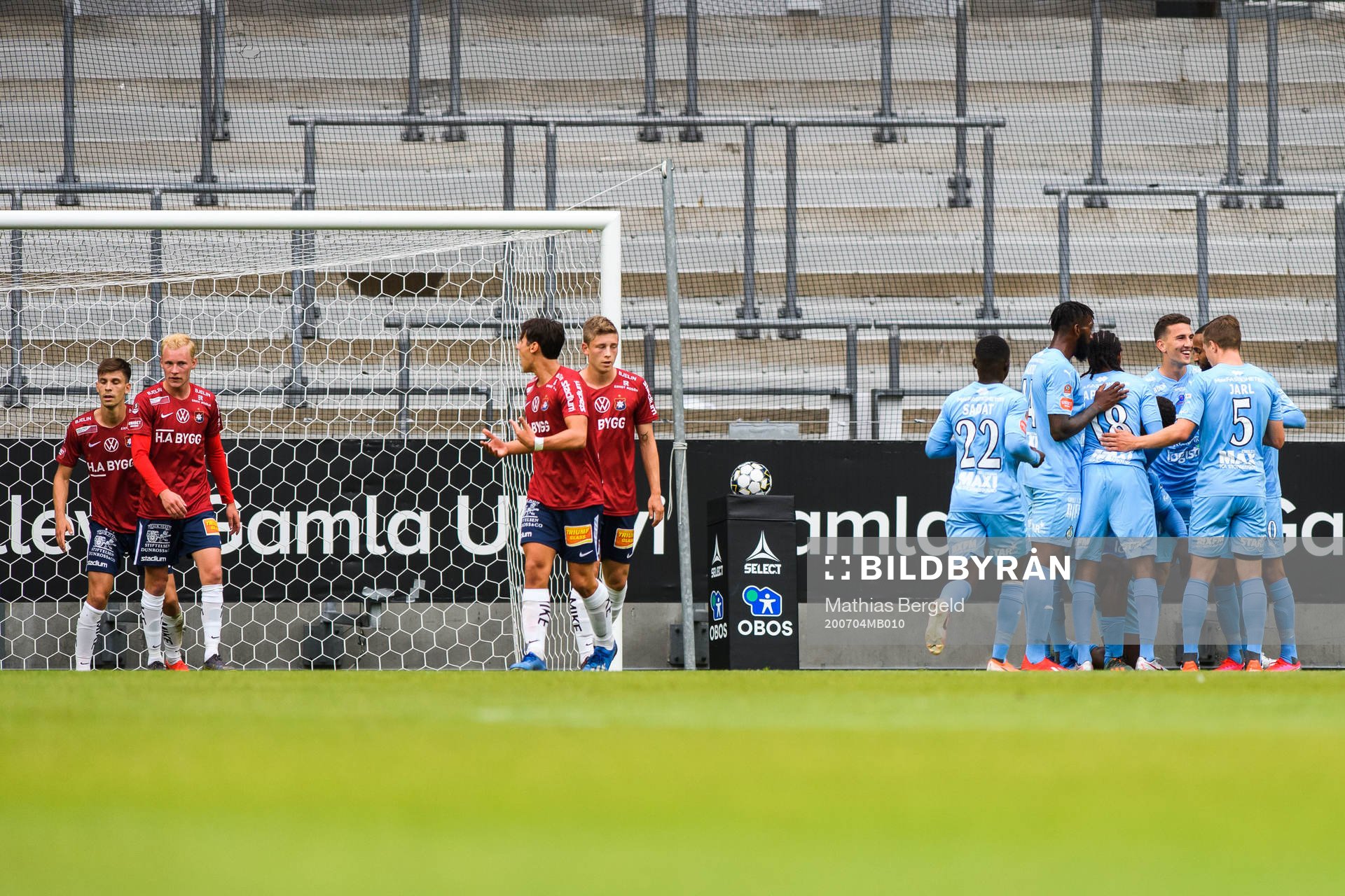 AFC Eskilstunas Samuel Nnamani jublar med lagkamrater