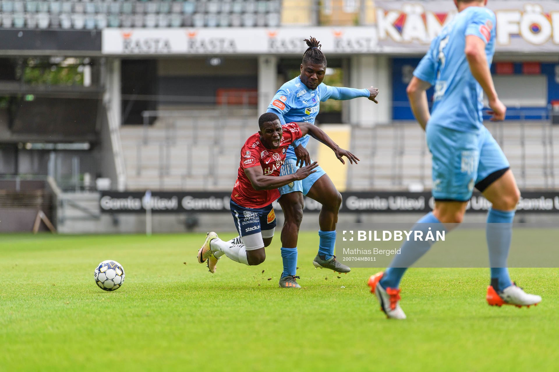Örgrytes Bubacarr Jobe och AFC Eskilstunas Samuel Nnamani