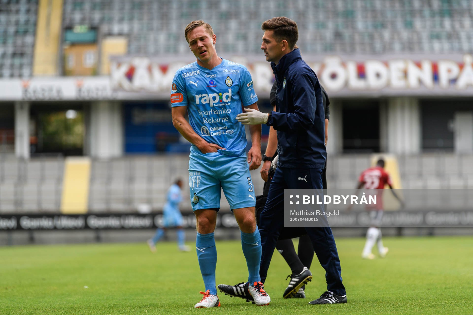 AFC Eskilstunas Gustav Jarl har ont och får hjälp av