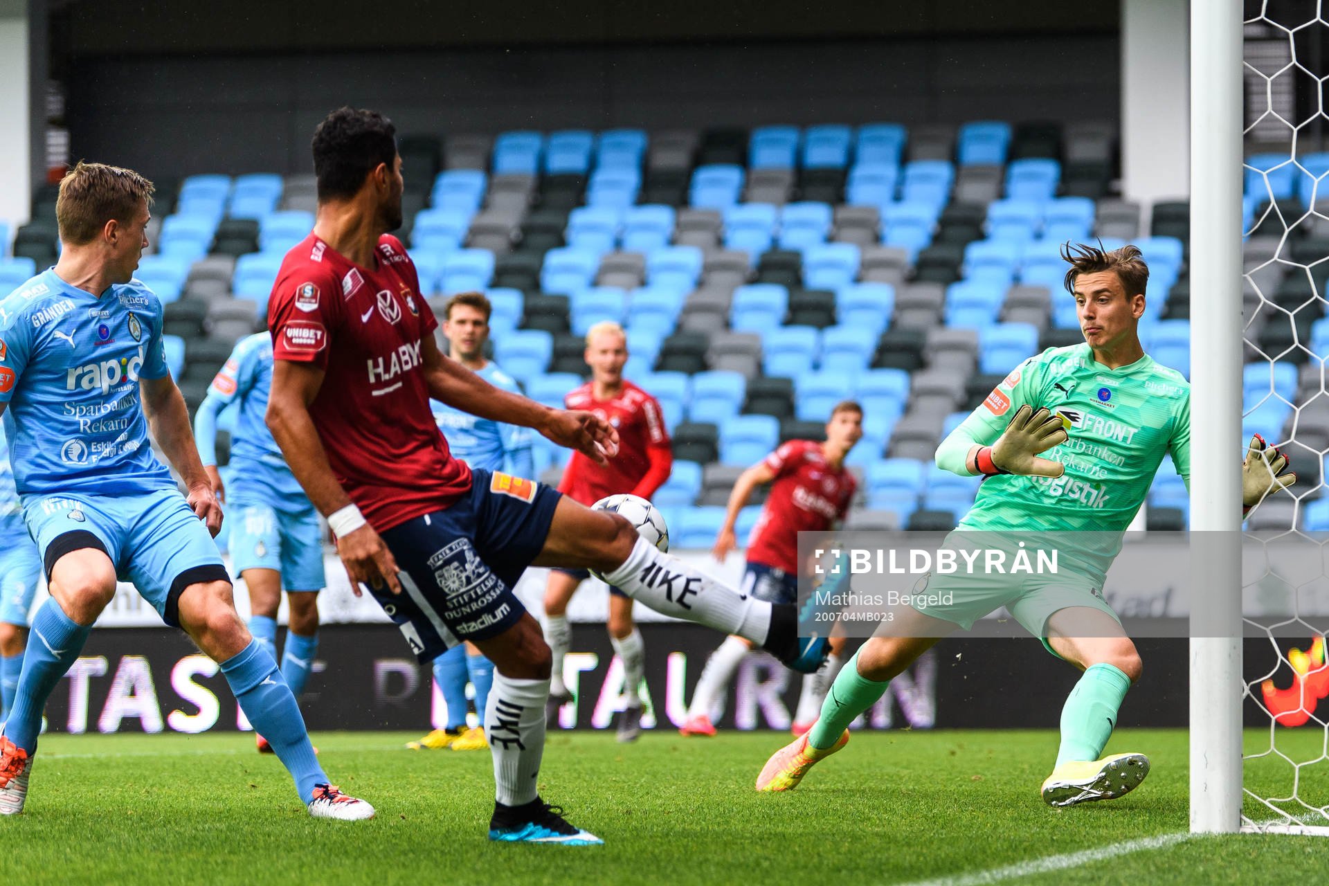Örgrytes Ailton Almeida och AFC Eskilstunas målvakt Wille