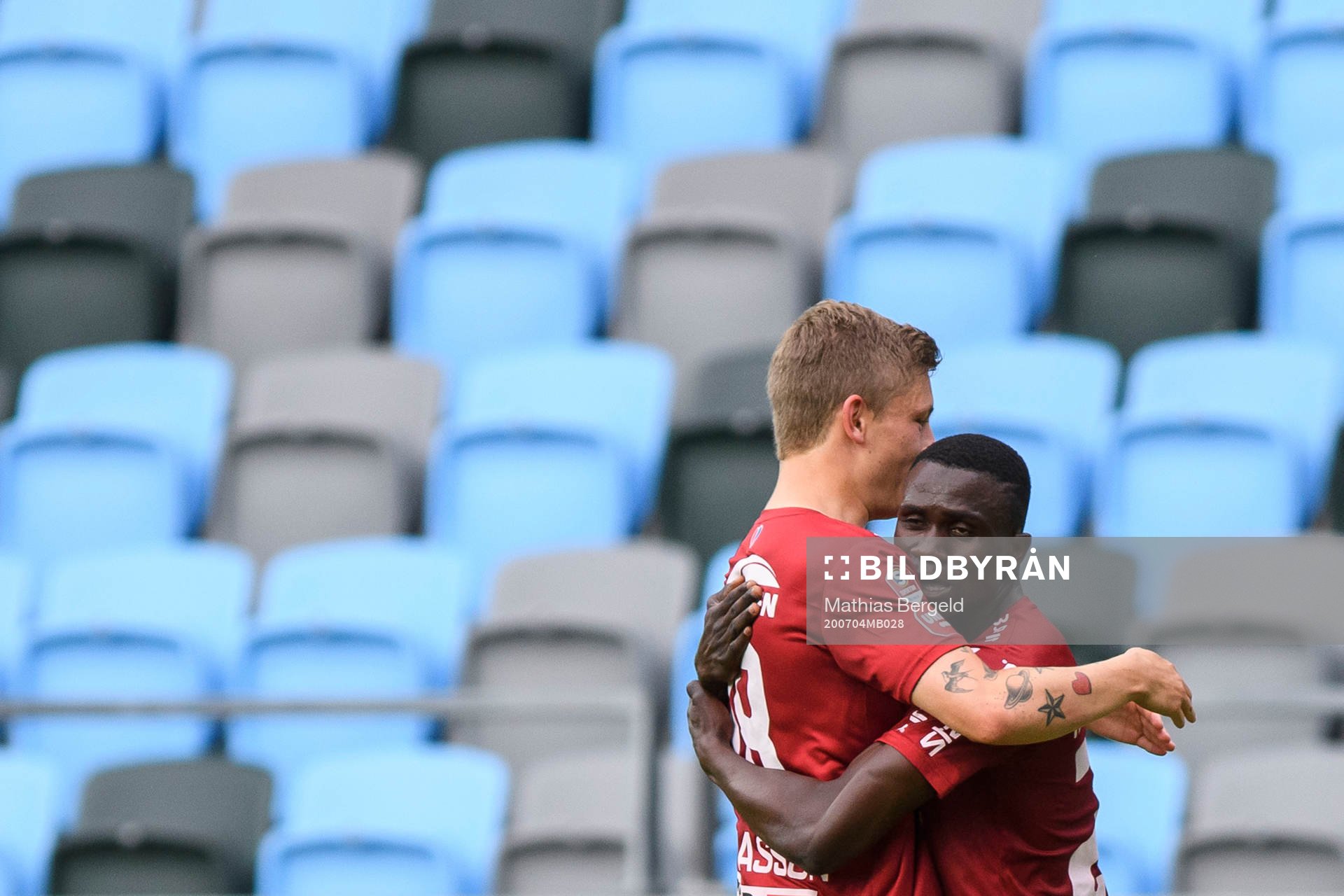 Örgrytes Anton Andreasson jublar med Bubacarr Jobe efter 2-1 under fotbollsmatchen i Superettan mellan Örgryte och AFC Eskilstuna den 4 juli 2020 i Göteborg.