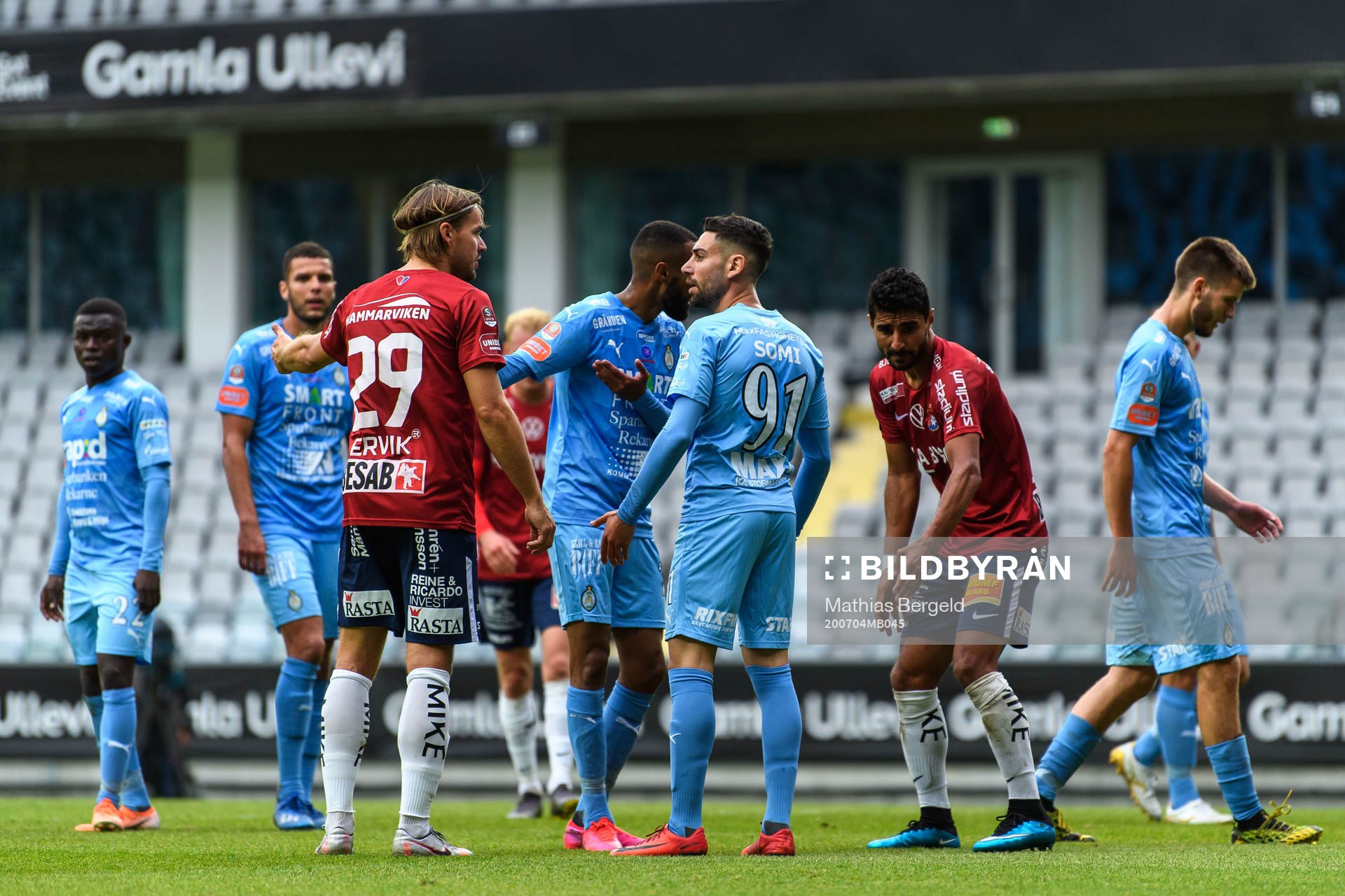 Örgrytes Danny Ervik och AFC Eskilstunas Gabriel Somi i