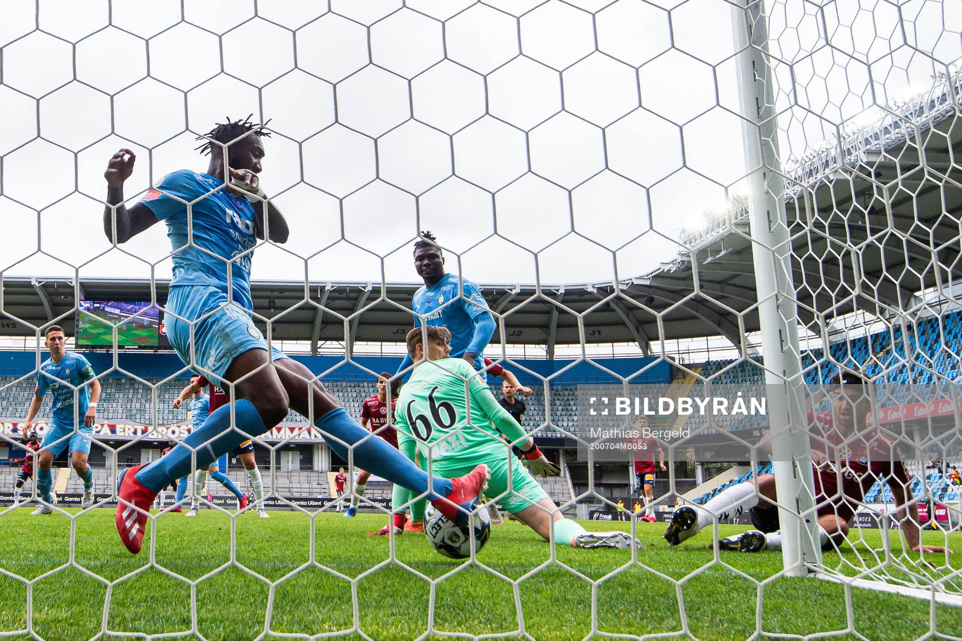 AFC Eskilstunas Abdel Rhamane Khalil Diarra räddar en boll