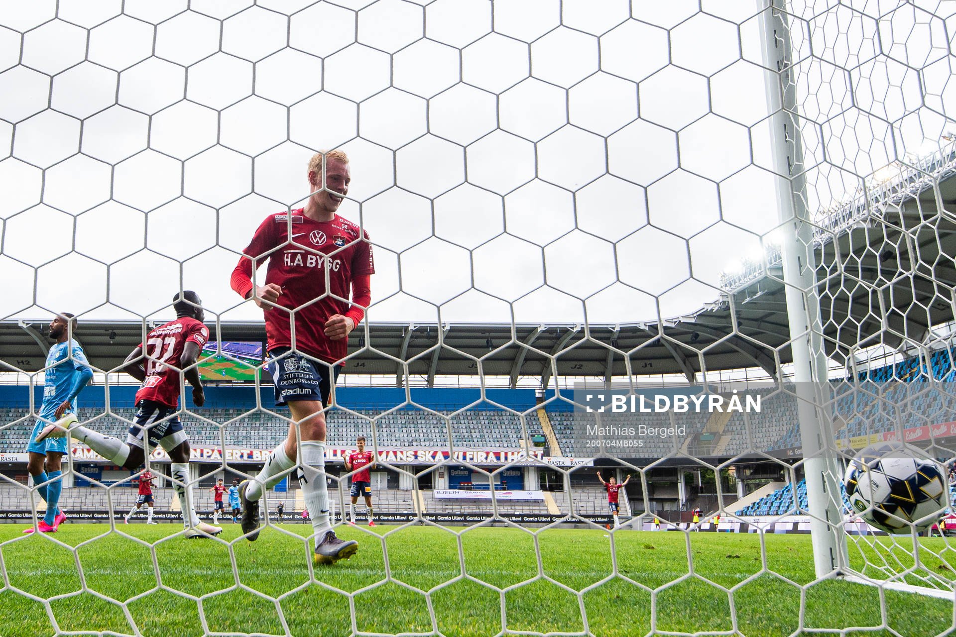 Örgrytes Adam Bergmark Wiberg hämtar bollen