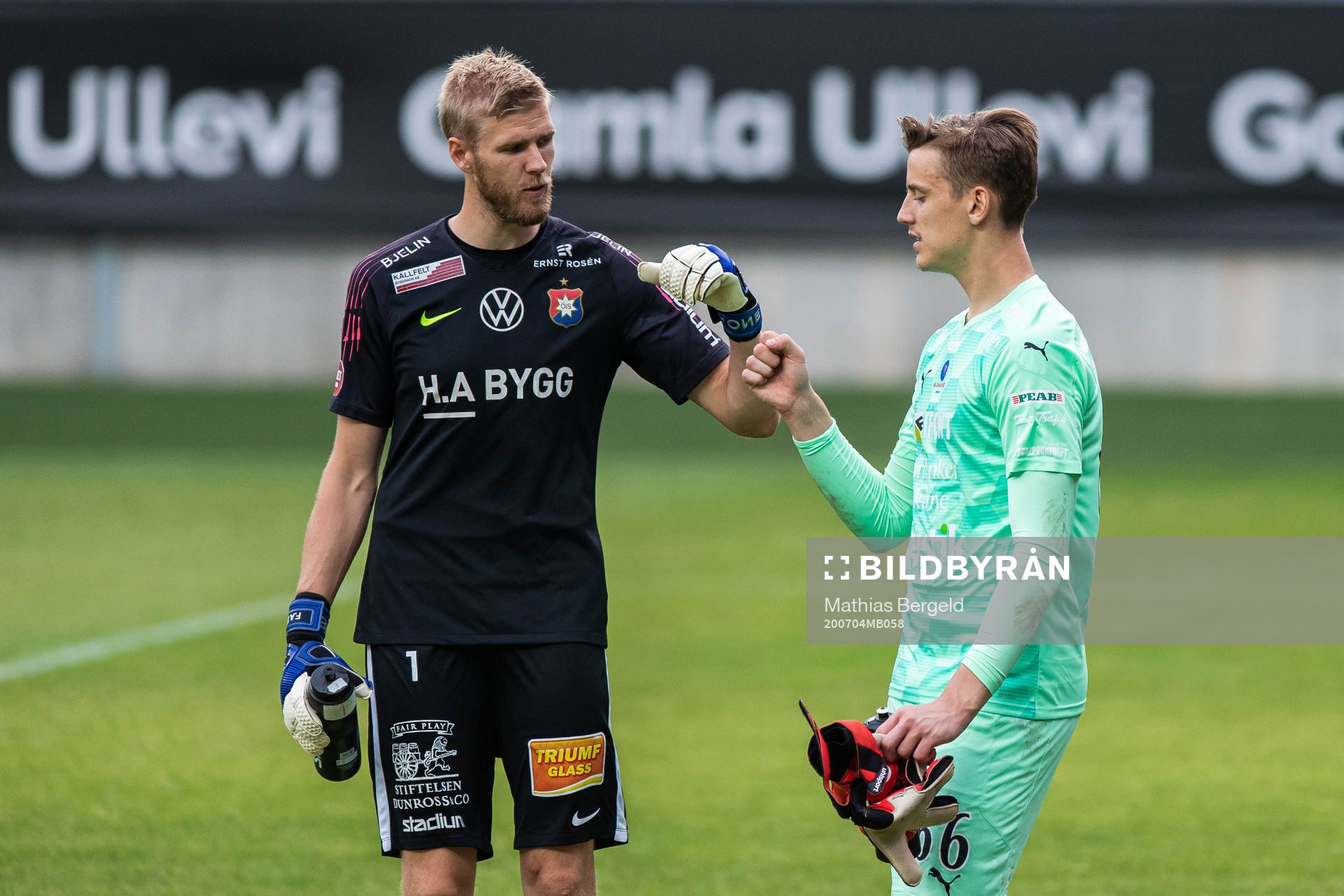 Örgrytes målvakt Fredrik Andersson och AFC Eskilstunas målvakt Wille Jakobsson efter fotbollsmatchen i Superettan mellan Örgryte och AFC Eskilstuna den 4 juli 2020 i Göteborg.