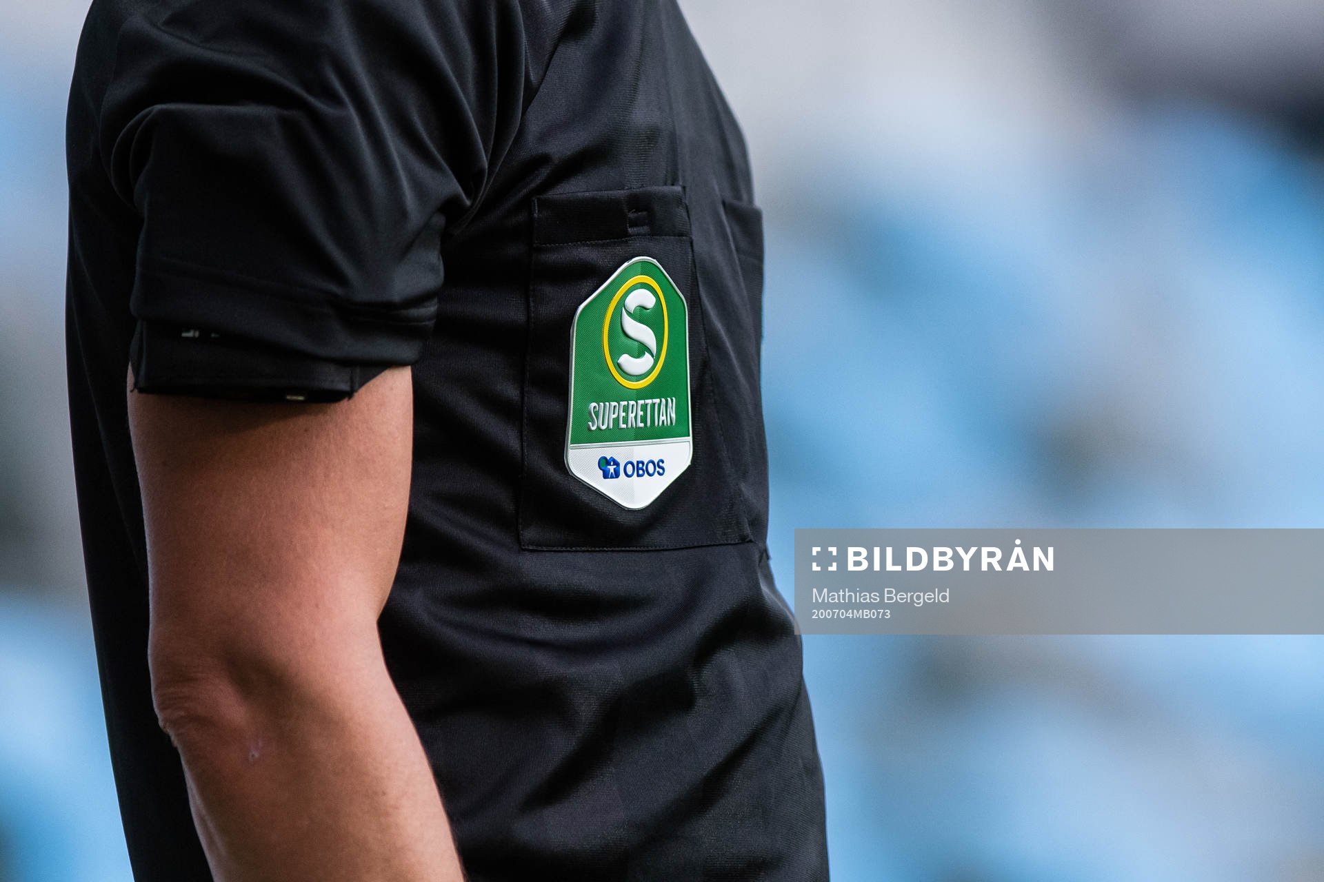 Superettan logotyp på en assisterande domares tröja