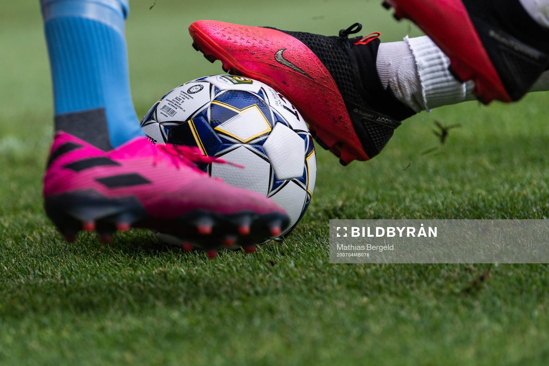 Fotbollsskor vid en boll