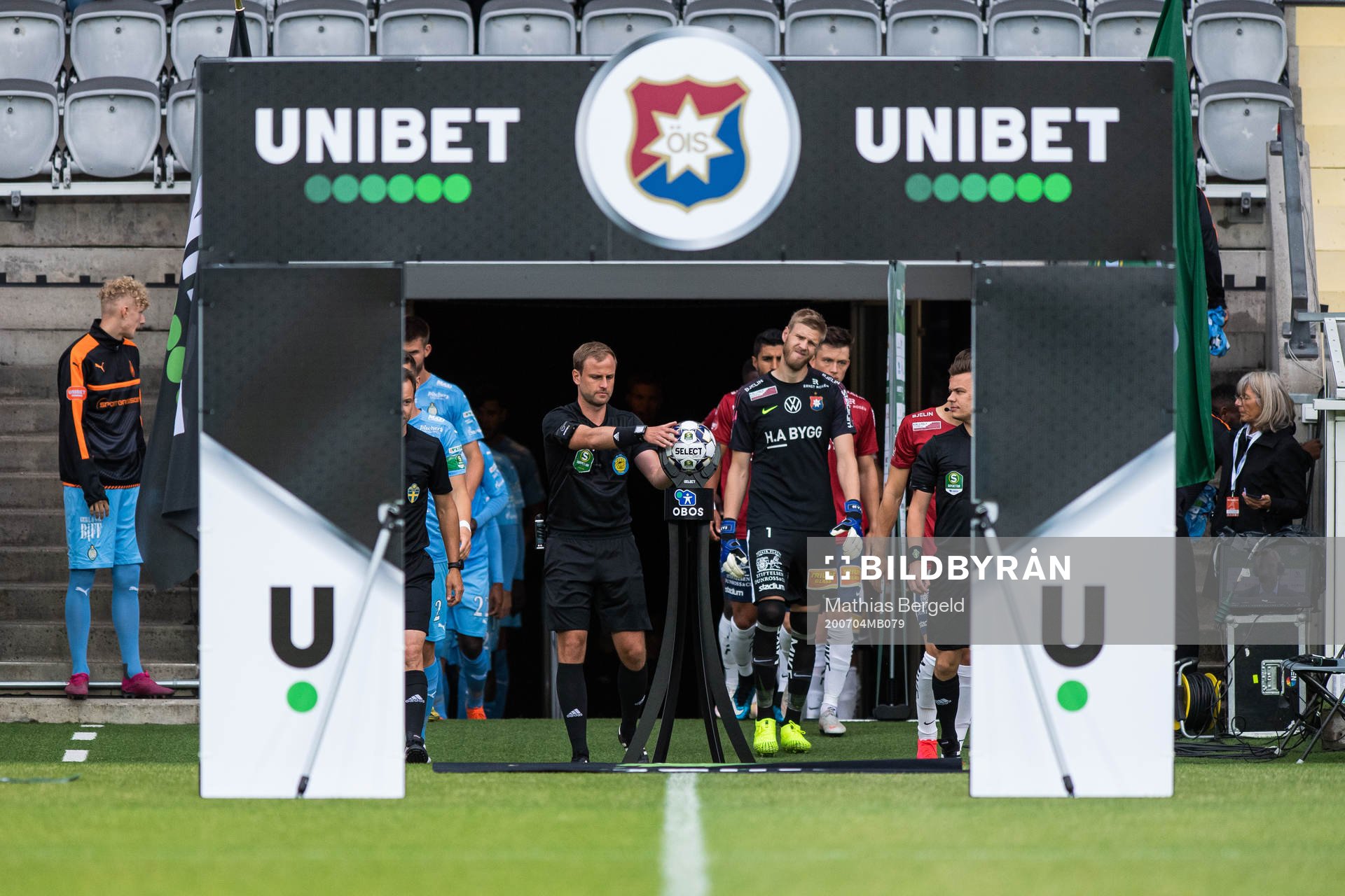 Domare Richard Sundell plockar upp matchbollen