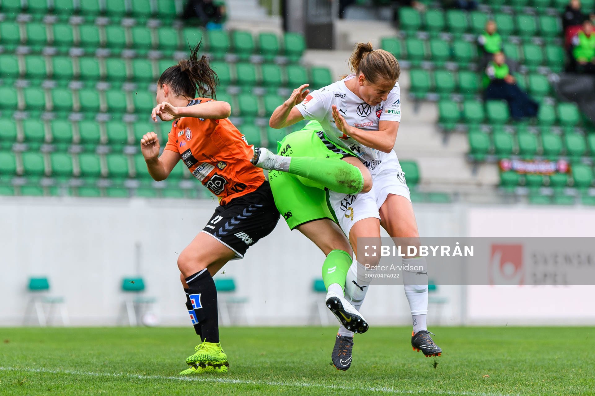 Rosengårds Anna Anvegård kolliderar med Kristianstads målvakt Brett Elizabeth Maron under fotbollsmatchen i Damallsvenskan mellan Kristianstad och FC Rosengård den 4 juli 2020 i Kristianstad.
