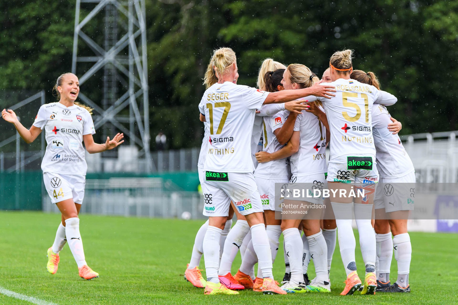 Rosengårds Glodis Perla Viggosdottir jublar med lagkamrater