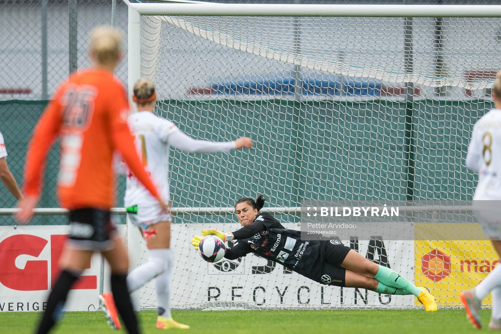 Rosengårds målvakt Zecira Musovic gör en räddning under fotbollsmatchen i Damallsvenskan mellan Kristianstad och FC Rosengård den 4 juli 2020 i Kristianstad.