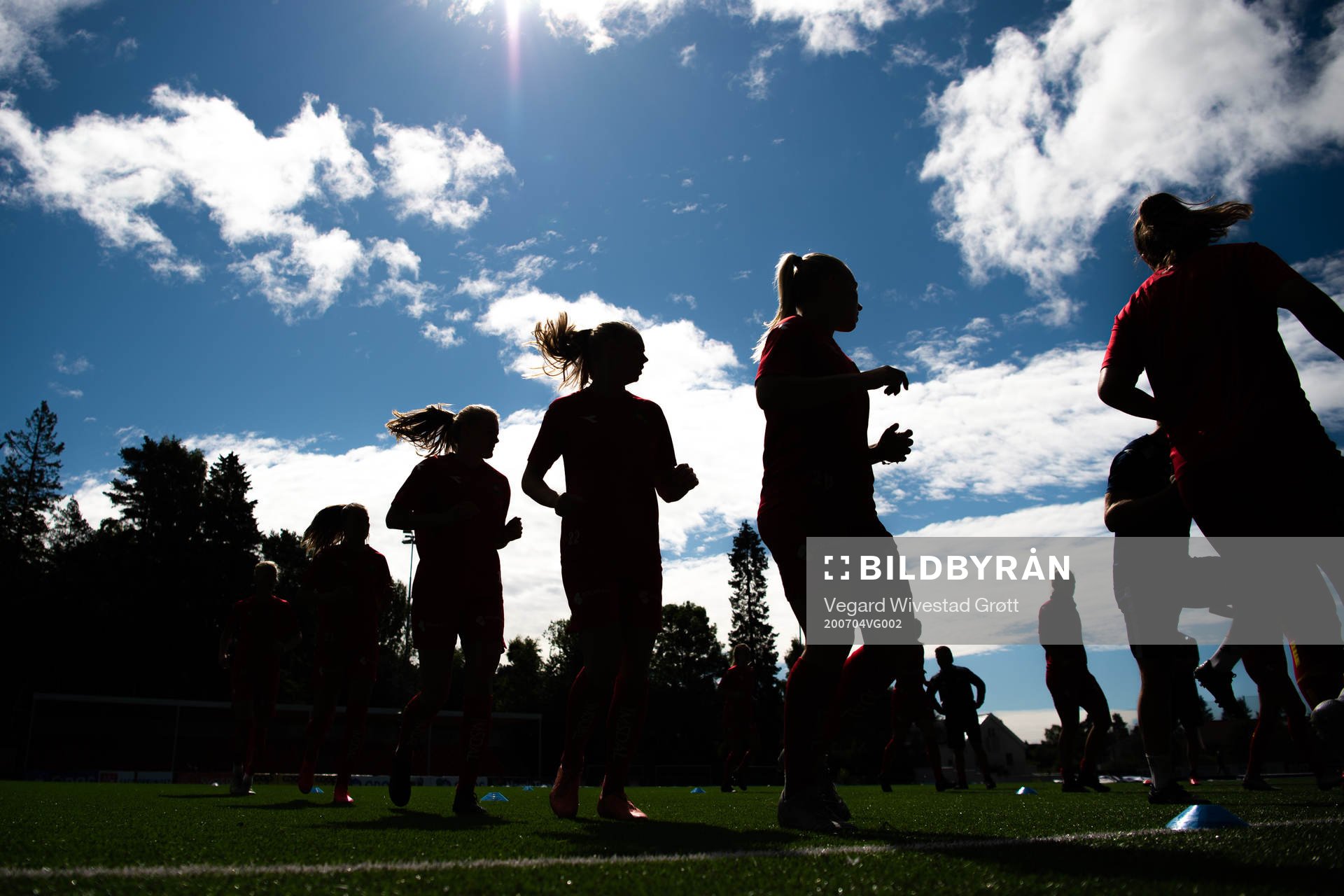 Players of Røa warm up