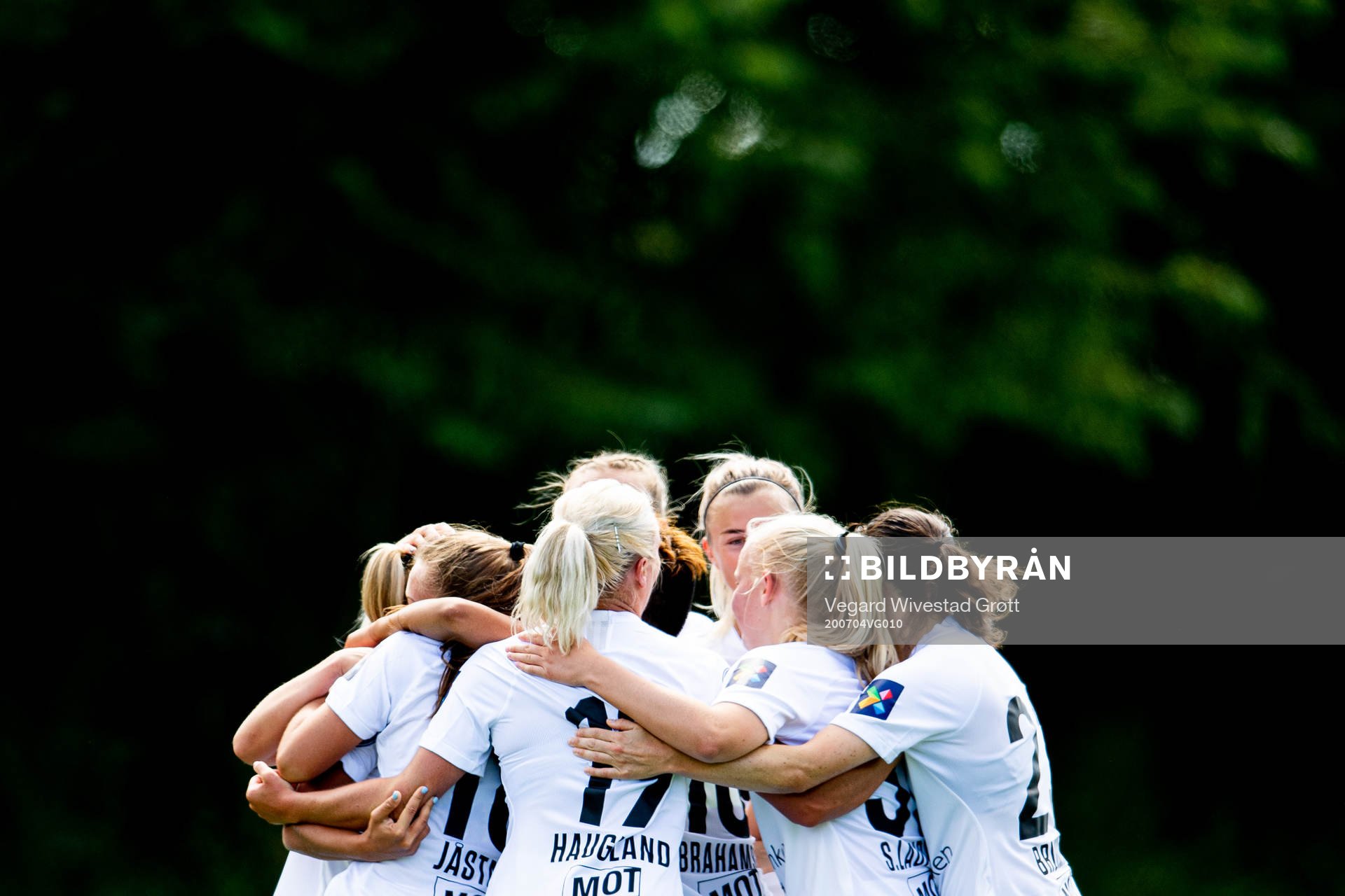 Players of Arna-Bjørnar celebrate 0-1