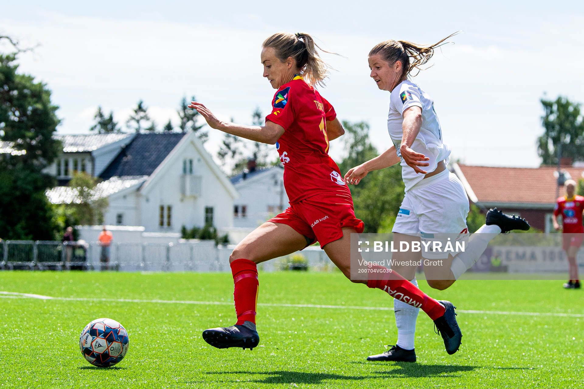 Hanna Terry of Røa and Åsne Takle Eide of Arna-Bjørnar during the Toppserien football match between Røa and Arna-Bjørnar on July 4, 2020 in Oslo.