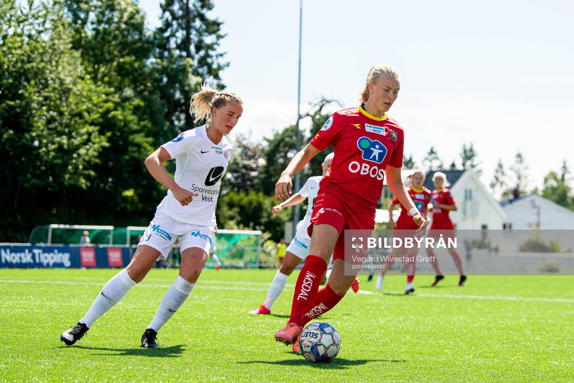 Helene Gloppen of Arna-Bjørnar and Tuva Lotte Leschbrandt Espås of Røa during the Toppserien football match between Røa and Arna-Bjørnar on July 4, 2020 in Oslo.