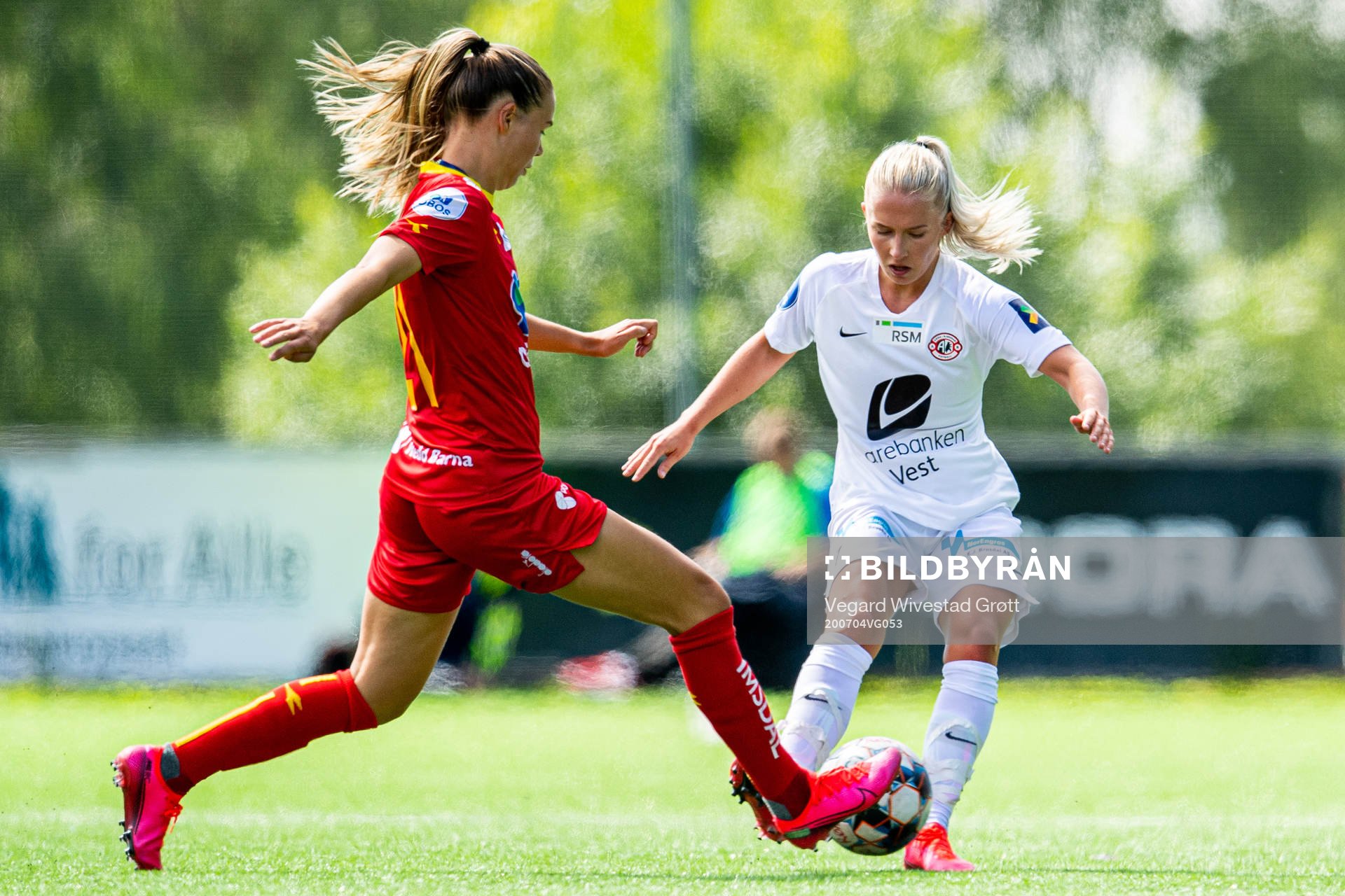 Vilde Fjelldal of Røa and Thea Bjelde of Arna-Bjørnar