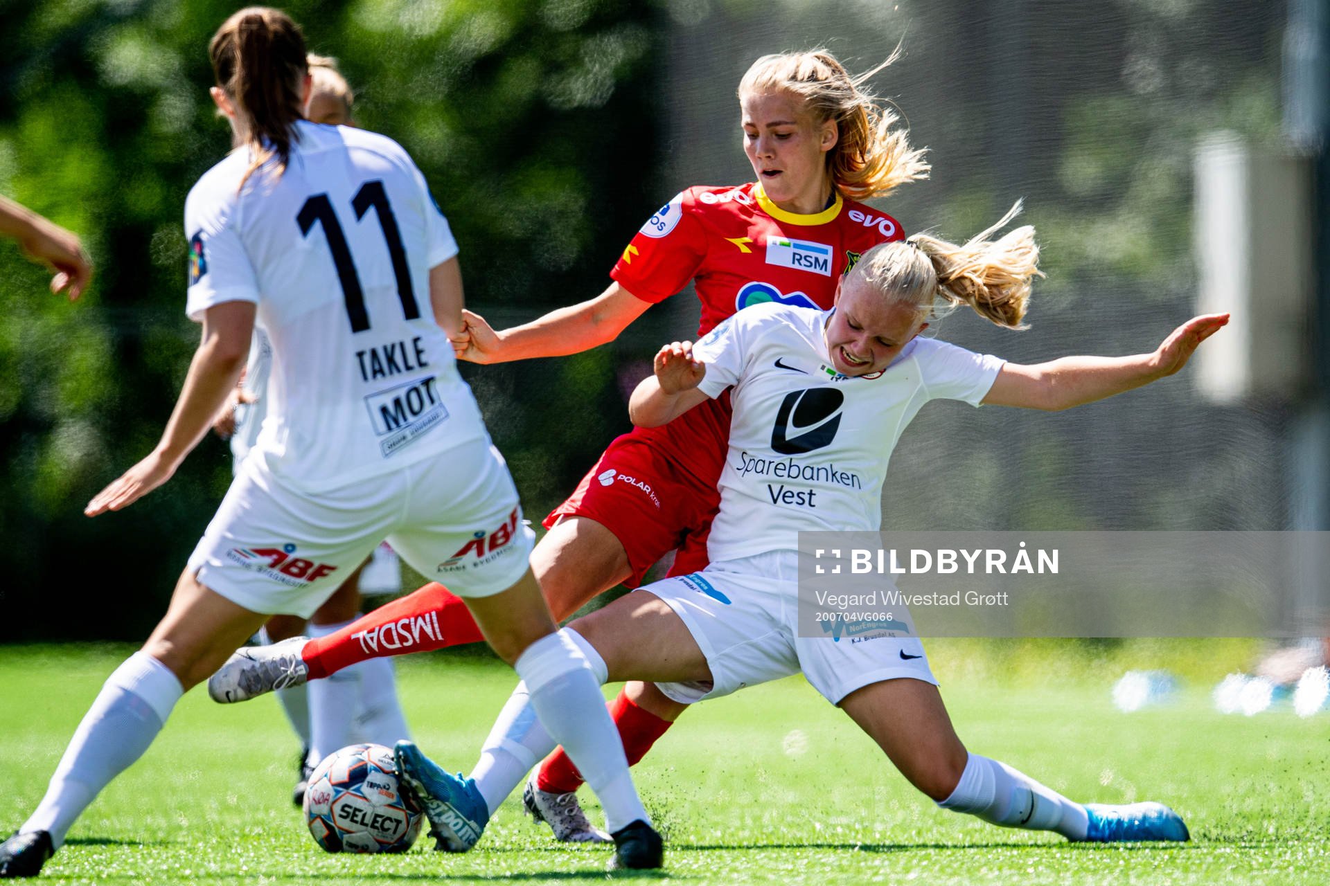 Oline Brekke Fuglem of Røa and Linnea Laupstad of