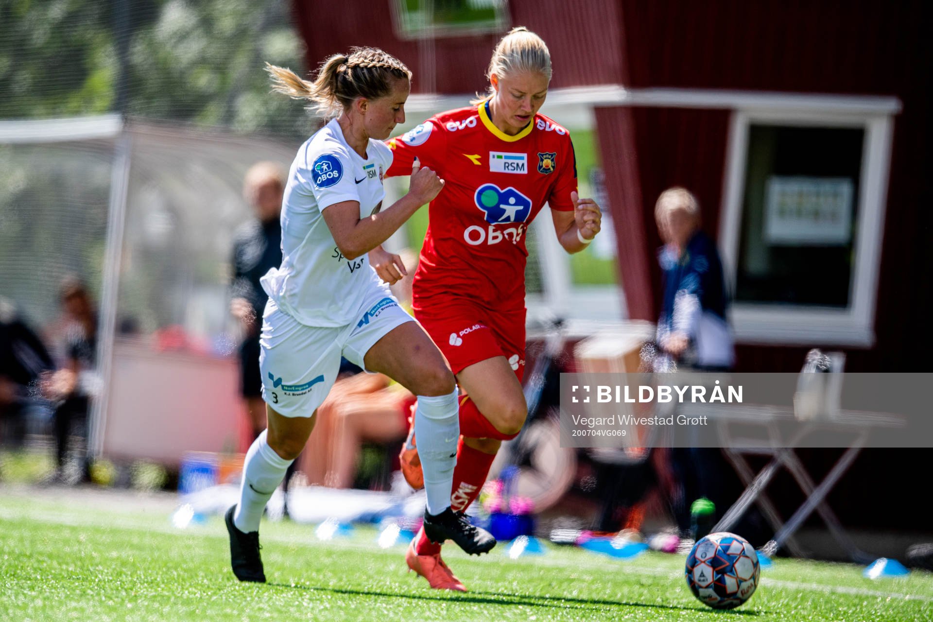Helene Gloppen of Arna-Bjørnar and Tuva Lotte Leschbrandt