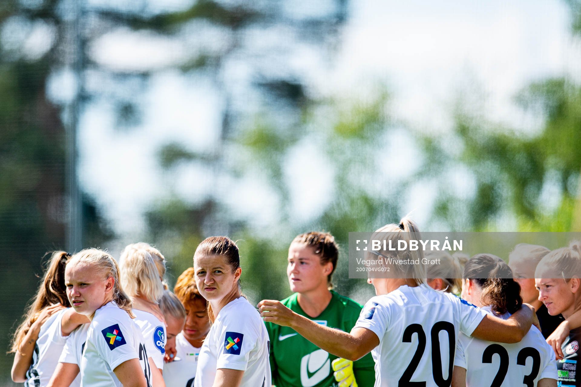 Linnea Laupstad, Åsne Takle Eide and teammates of
