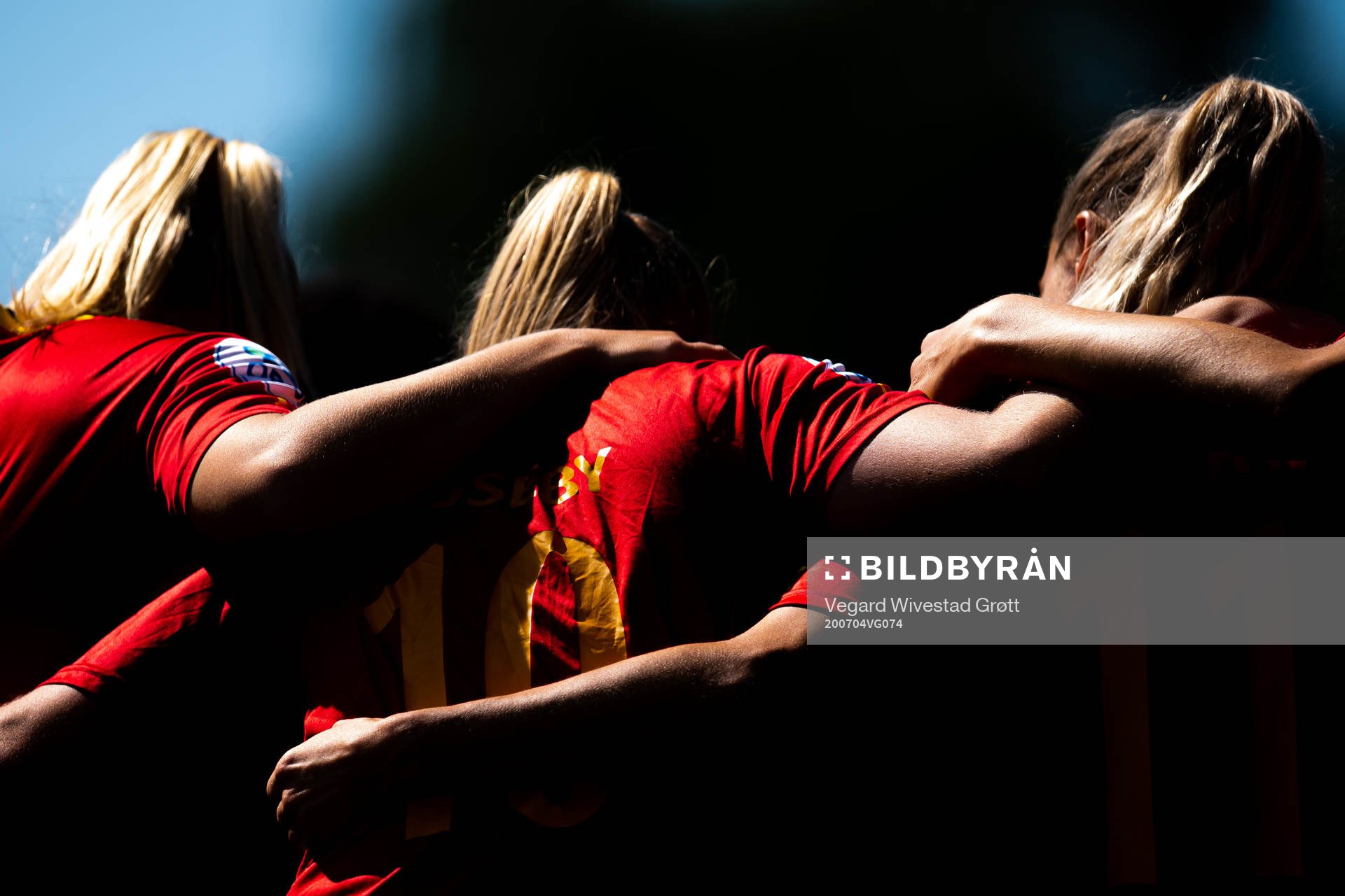 Players of Røa gather in a circle