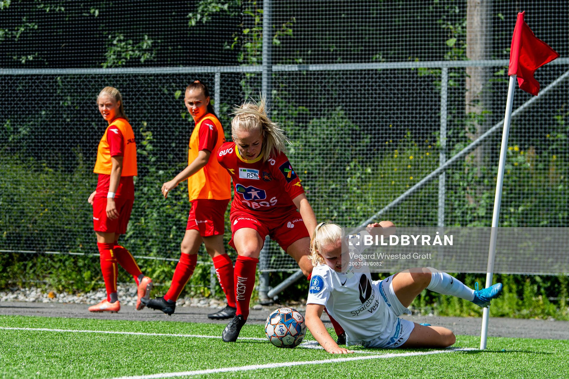 Frida Berg Lyshoel of Røa and Linnea Laupstad of