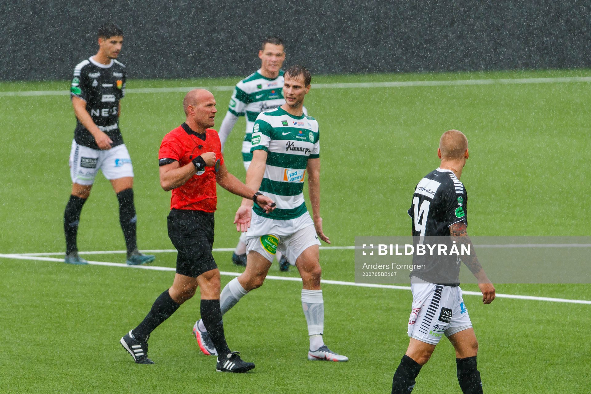Domare Patrik Eriksson dömer ett spelavbrott på grund av