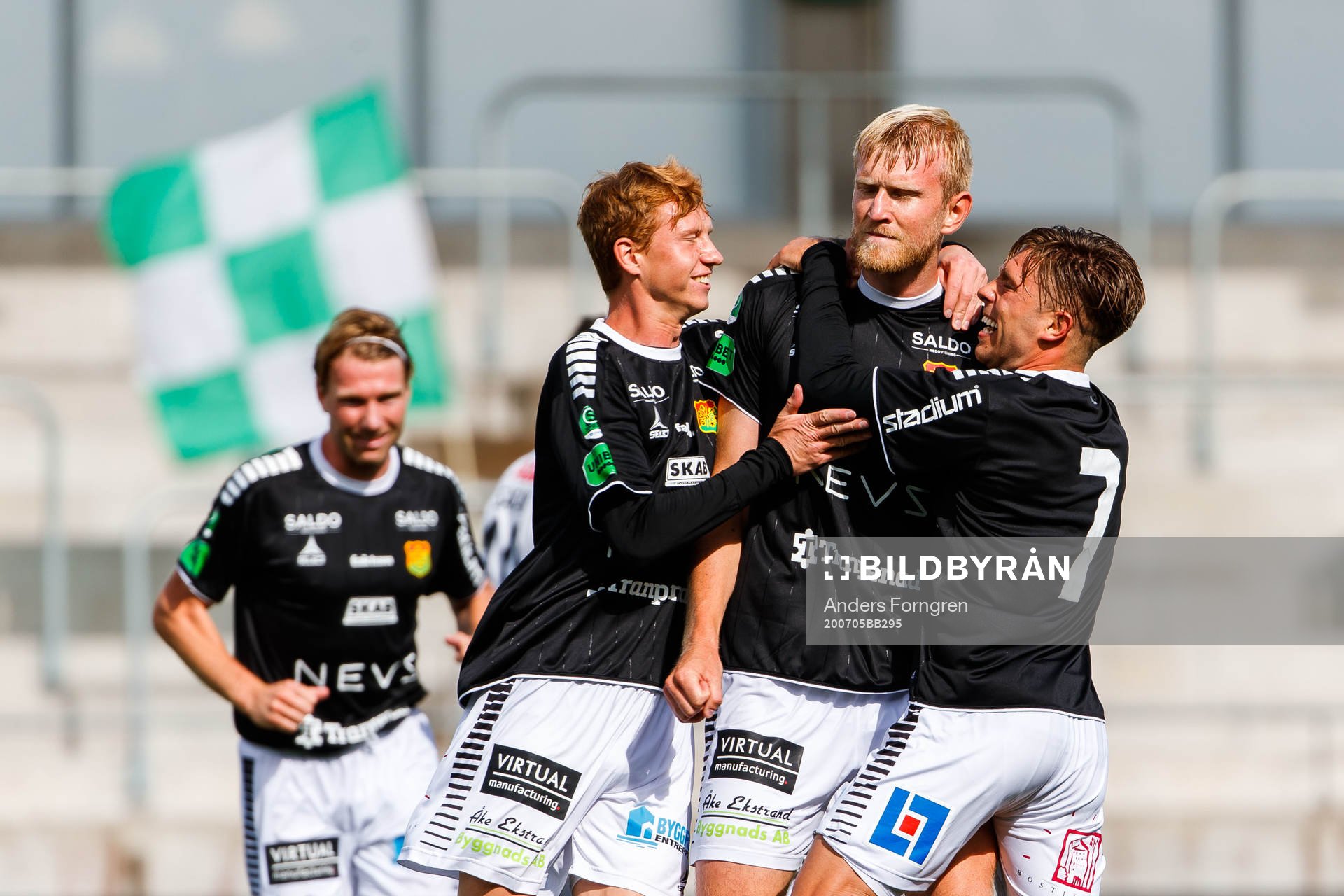 GAIS Carl Elfgren Nyström jublar med lagkamrater