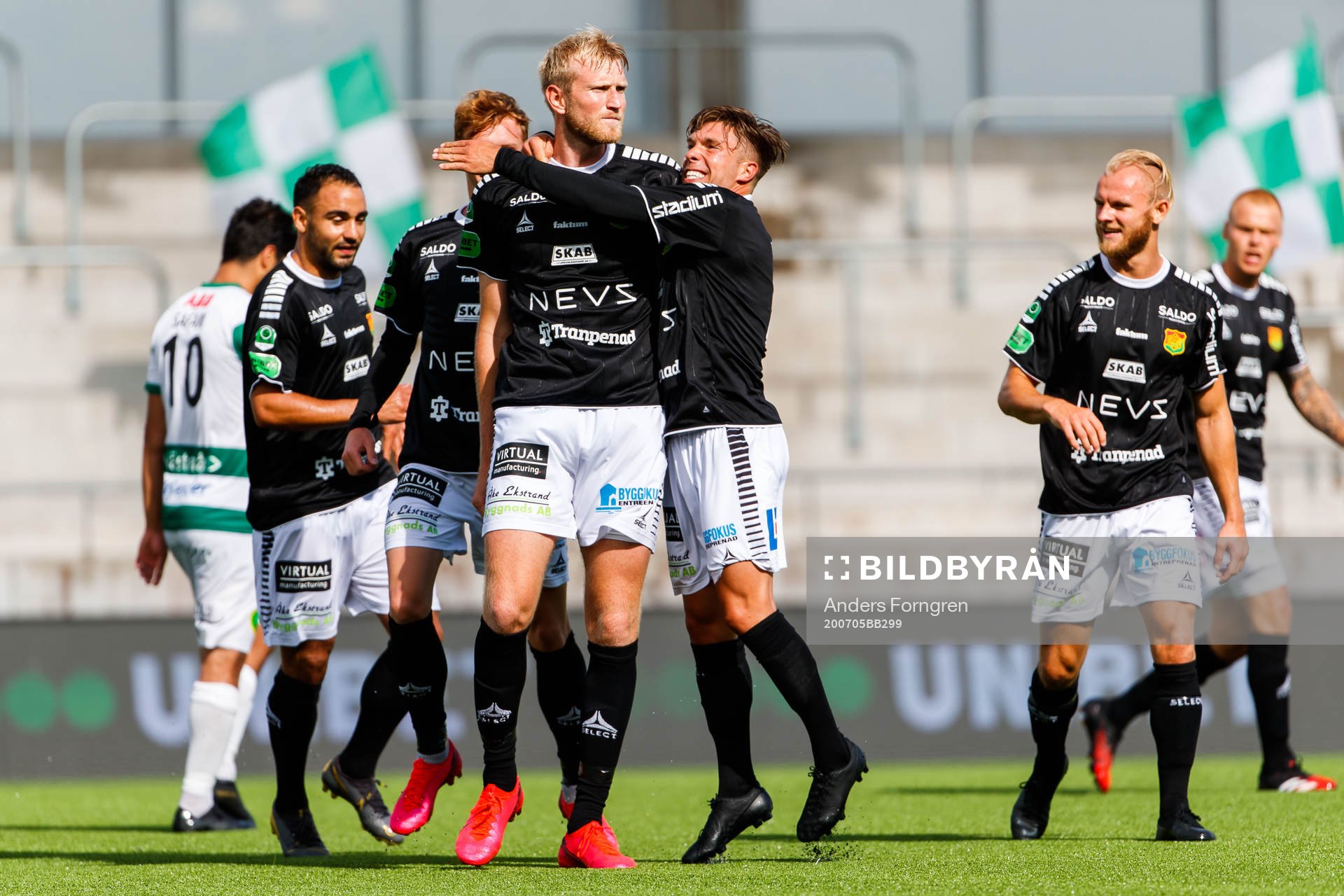 GAIS Carl Elfgren Nyström jublar med lagkamrater efter 2-2 under fotbollsmatchen i Superettan mellan Västerås SK och GAIS den 5 juli 2020 i Västerås.