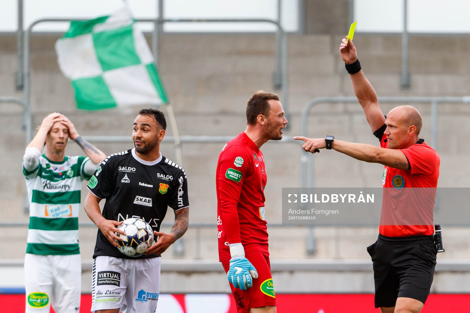 Västerås målvakt Anton Fagerström reagerar på ett
