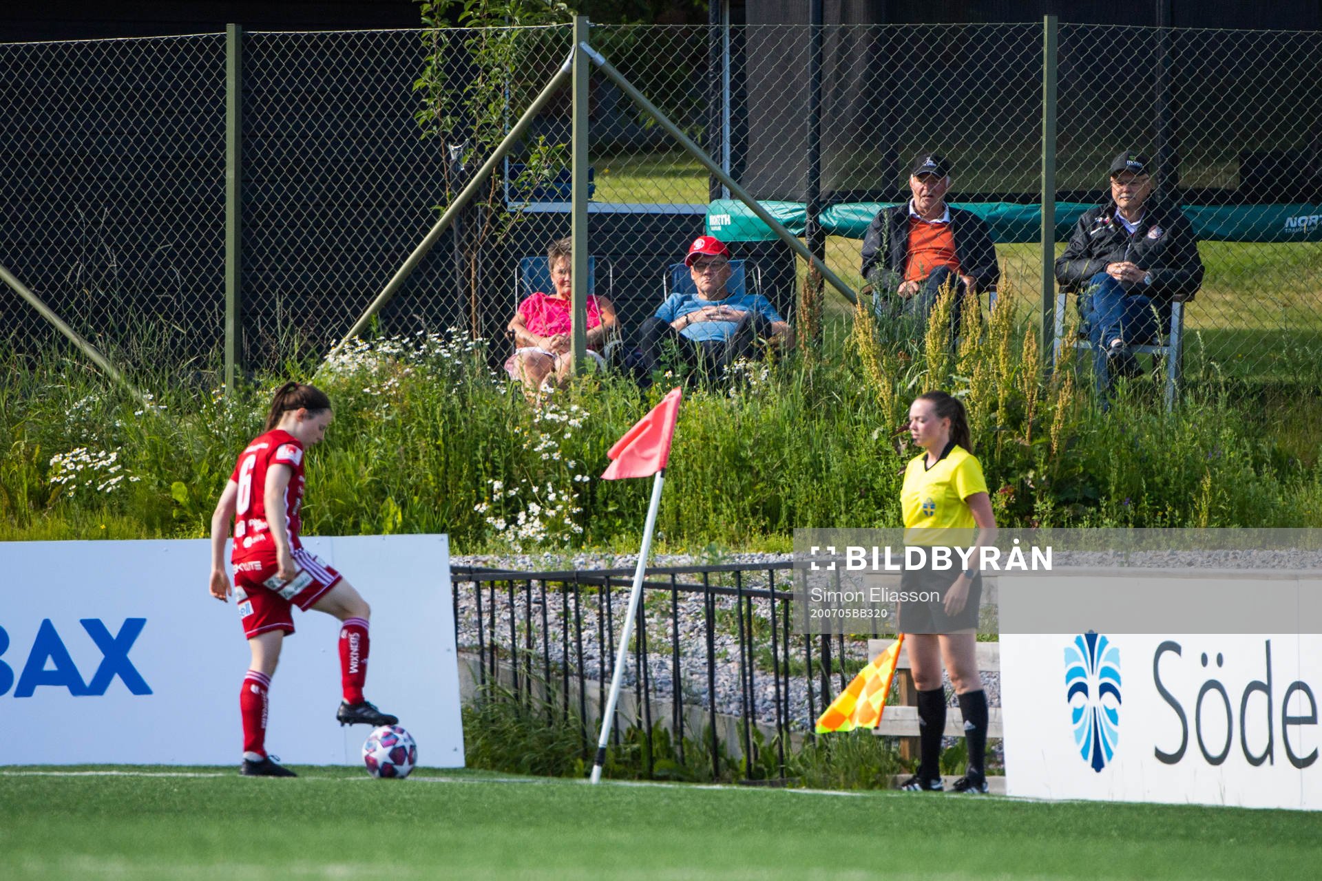 Supportrar utanför LF Arena
