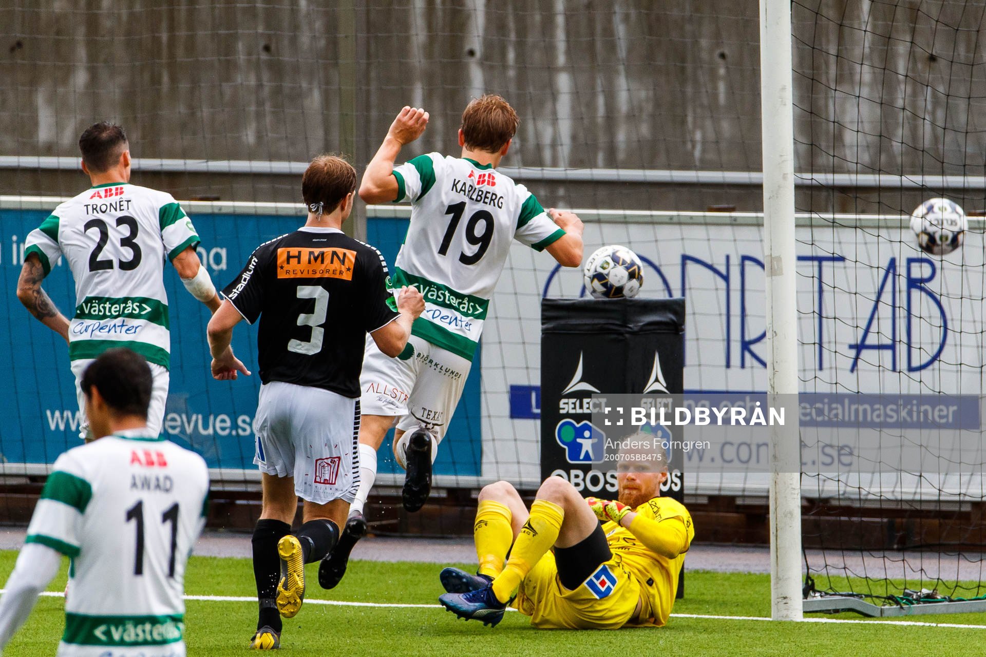 GAIS målvakt Mathias Karlsson med en räddning under fotbollsmatchen i Superettan  mellan Västerås SK och GAIS den 5 juli 2020 i Västerås.
